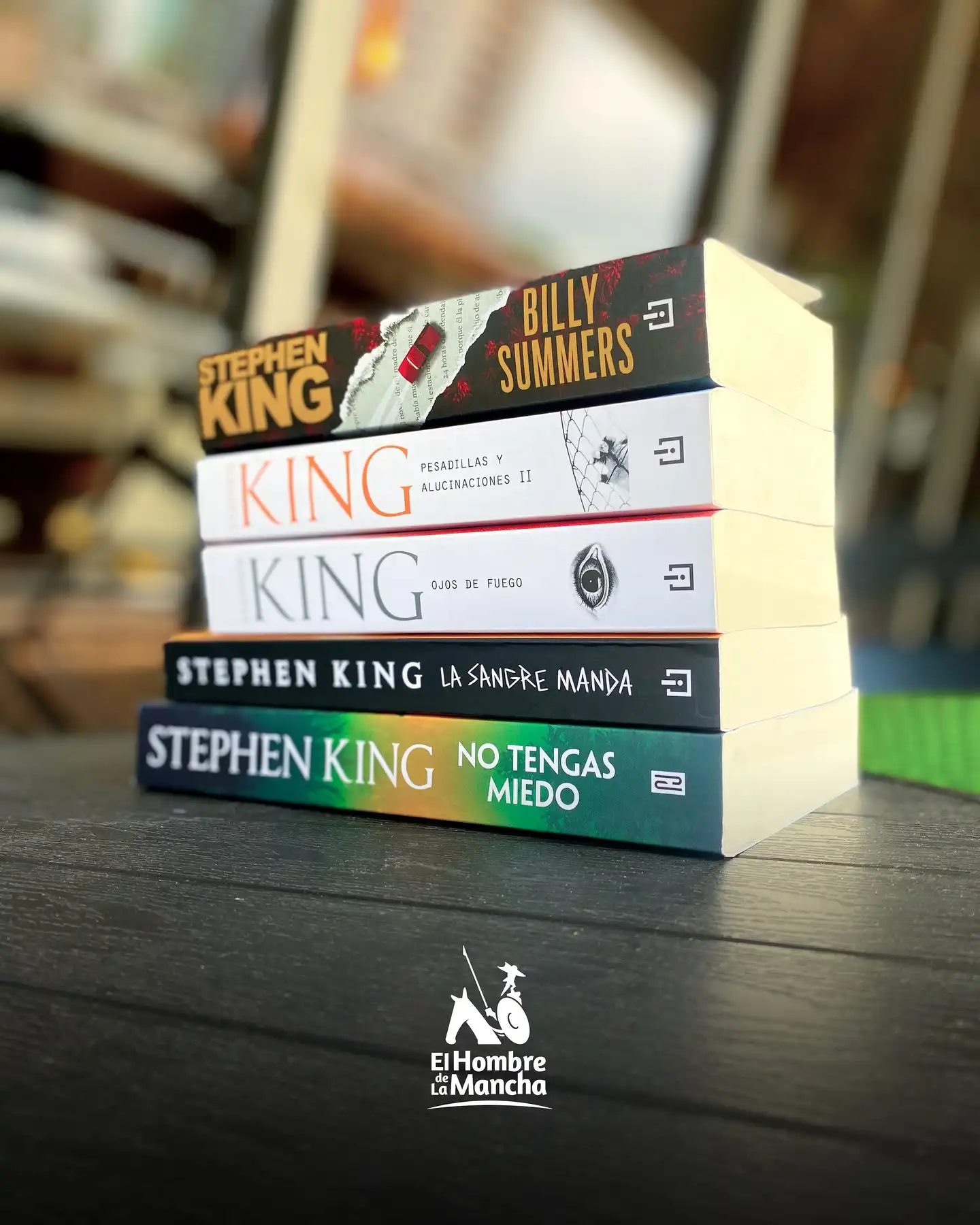📘 NO TENGAS MIEDO

🔪 14 víctimas. 1 asesino. 0 explicaciones.
Una carta amenaza con vengar una muerte inocente...
👮‍♀️ La detective Izzy Jaynes y Holly Gibney enfrentan un rompecabezas mortal.
🔥 Mientras tanto, una activista se convierte en blanco de una sombra cada vez más peligrosa.
🧠 Intriga, suspenso y conexiones escalofriantes al estilo más puro de Stephen King.

🩸 LA SANGRE MANDA

📰 “Cuanto más sangrienta es la noticia, más vende...”
Holly Gibney regresa para investigar una masacre escolar que es solo el comienzo.
Además, 3 historias más que te volarán la cabeza:
📞 El teléfono del señor Harrigan
⏳ La vida de Chuck
🐀 La rata

🔥 OJOS DE FUEGO

👧💥 Tiene 7 años, es dulce… y puede incinerarte con la mente.
El gobierno la quiere como arma.
Ella solo quiere vivir.
🔥 Charlie es fuego. Y está a punto de explotar.

👻 PESADILLAS Y ALUCINACIONES II

👁‍🗨 ¿Y si los fantasmas que ves… son parte de ti?
En esta nueva colección de relatos, King explora lo que se esconde en el rincón más oscuro: tu propia mente.
😱 Lo real y lo imposible se entrelazan hasta que ya no sabes en qué mundo estás.

🎯 BILLY SUMMERS

💼 Un asesino profesional con un código moral.
🎯 Un último encargo... que puede ser su final.
Billy Summers es letal, preciso, invisible.
Pero esta vez, todo puede salir mal.

Stephen King cambia el terror por el noir en una historia de redención, violencia y humanidad.

#terror #thriller #librosthrillers #stephenking #clásicos