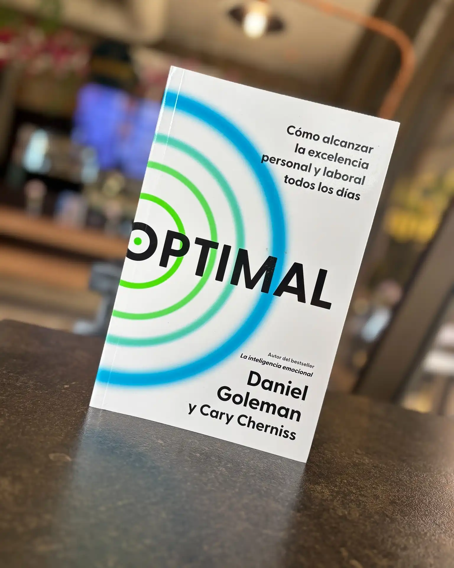 Daniel Goleman, autor del bestseller La inteligencia emocional, nos revela prácticos métodos para entrar de manera sencilla en un estado óptimo de gran productividad y satisfacción, pero evitando el agotamiento.

Existen momentos en los que alcanzamos el rendimiento máximo: un atleta ejecuta un juego perfecto o una empresa logra un trimestre con beneficios extraordinarios. Pero estos momentos suelen ser esquivos, y por cada día asombroso podemos tener cien días comunes e incluso insatisfactorios. 

En Optimal, Daniel Goleman y Cary Cherniss, basándose en investigaciones científicas, nos enseñan cómo aplicar la inteligencia emocional mediante prácticos consejos para tener un mayor compromiso y productividad. Además, nos muestran que la realización no proviene de experiencias cumbre aisladas, sino más bien de muchos días buenos y consistentes . En suma, este libro contiene las claves para alcanzar un liderazgo altamente efectivo y construir, a la par, una cultura organizacional que empodere a cada trabajador para mantener el máximo provecho sin llegar al tan temido burnout.

«En la era de la inteligencia artificial y machinelearning, la inteligencia emocional es más importante que nunca para construir una cultura empresarial que obtenga lo mejor de las personas y las conduzca al éxito. Cualquiera que lidere un equipo u organización debería leer Optimal; abrirá tu mente y te mostrará el equilibrio interno y el conjunto de habilidade s que todos necesitamos para enfrentar el futuro.»

- Marc - Benioff, presidente y CEO de Salesforce

#Libros #Leer #Panamá #DanielGoleman