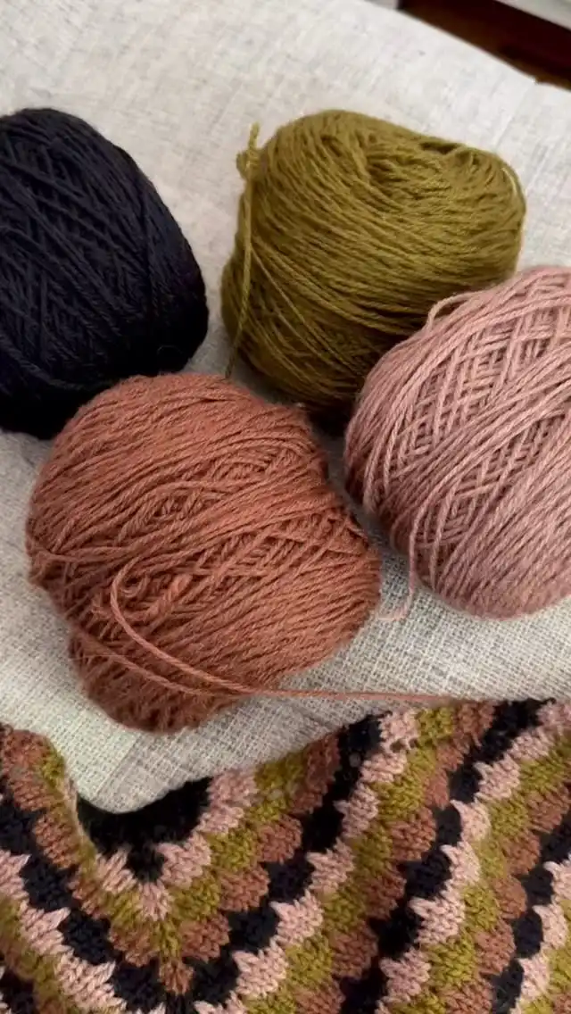 Current obsession - the Bao Bao Shawl - a new design coming soon from @lilalu7✨. I’m working mine up with Sunday Morning Lux Sport in Crossword, Simple Pleasures, Take a Hike, and Bear Hug. This pattern is FUN folks - get ready! Look for kits when the pattern launches 😊.

-fr- Mon obsession du moment : le châle Bao Bao, un nouveau modèle bientôt disponible chez @lilalu7✨. Je le travaille avec Sunday Morning Lux Sport en Crossword, Simple Pleasures, Take a Hike et Bear Hug. Ce modèle est vraiment sympa, les amis ! Préparez-vous ! Découvrez les kits dès sa sortie.

#knittersofinstagram #baobaoshawl #isabellkraemer #knitting #knitstagram #knityourstory #sonderyarnco