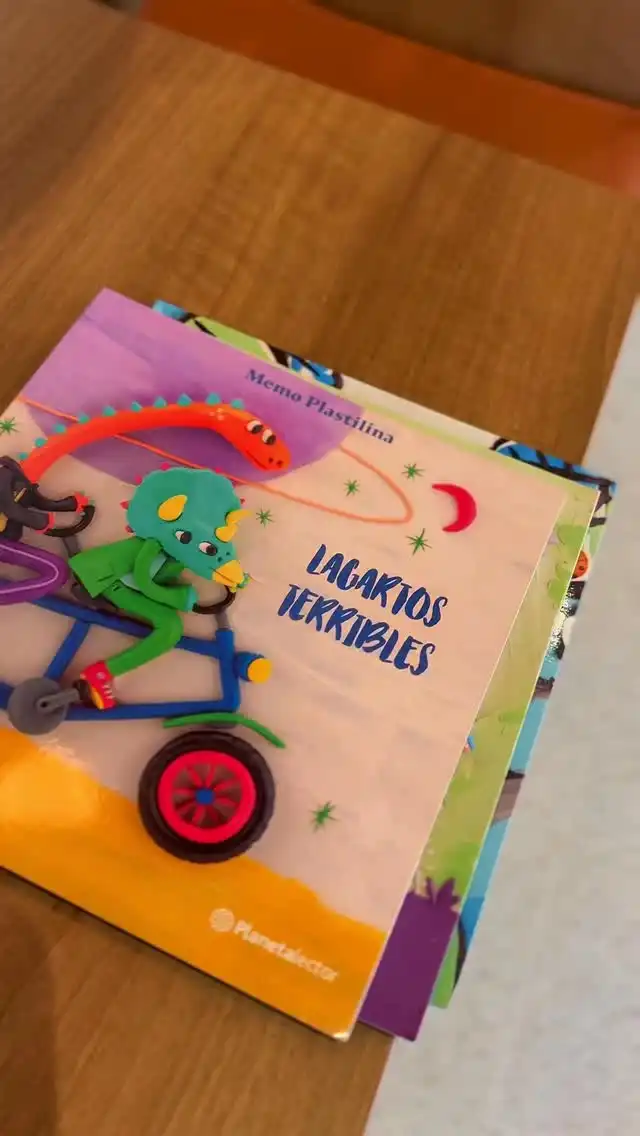 Memo Plastilina
Nació de una mezcla de colores, cera de abeja y savia de la tierra. Desde muy pequeño sintió una fascinación por transformar materiales con las manos, así que fue llenando de formas y vida lo que encontraba a su paso. Descubrió que las niñas y los niños tenían una vocación similar a la suya.

Te dejamos algunos de sus libros para contar a los más pequeños:

1. Eva era como todo el mundo, salvo por esa cola de dinosaurio con la que nació. Sus padres dudaban de si debería ir a la escuela. La pequeña, deseosa de aprender y tener amigos, impuso su voluntad: iría a clases. Todo marchaba a la perfección: le gustaban las lecciones y los compañeros le caían bien. Hasta que llegó Memo, quien se burlaba de ella sin el menor empacho. Este niño cruel sólo estaba enojado: mientras Eva era feliz con su cola de dinosaurio, él odiaba su enorme cresta de saurio. 

2. Mate es un niño que, como tantos, siente una enorme fascinación por los dinosaurios. Sin embargo, a diferencia de tantos otros, no crecerá. Su cuerpo mantendrá su estatura por debajo del promedio toda la vida. Un día, en un centro comercial en construcción, cerca de su casa, encuentran huellas de un alosaurio, es decir, lagarto extraño, nada menos. Niño y animal se comunicarán, ¿en sueños?, y quedarán contentos, sabiendo que, a su manera, los dos son excepcionales.

Ya disponibles en nuestras librerías.

#Panamá #Leer #Libros