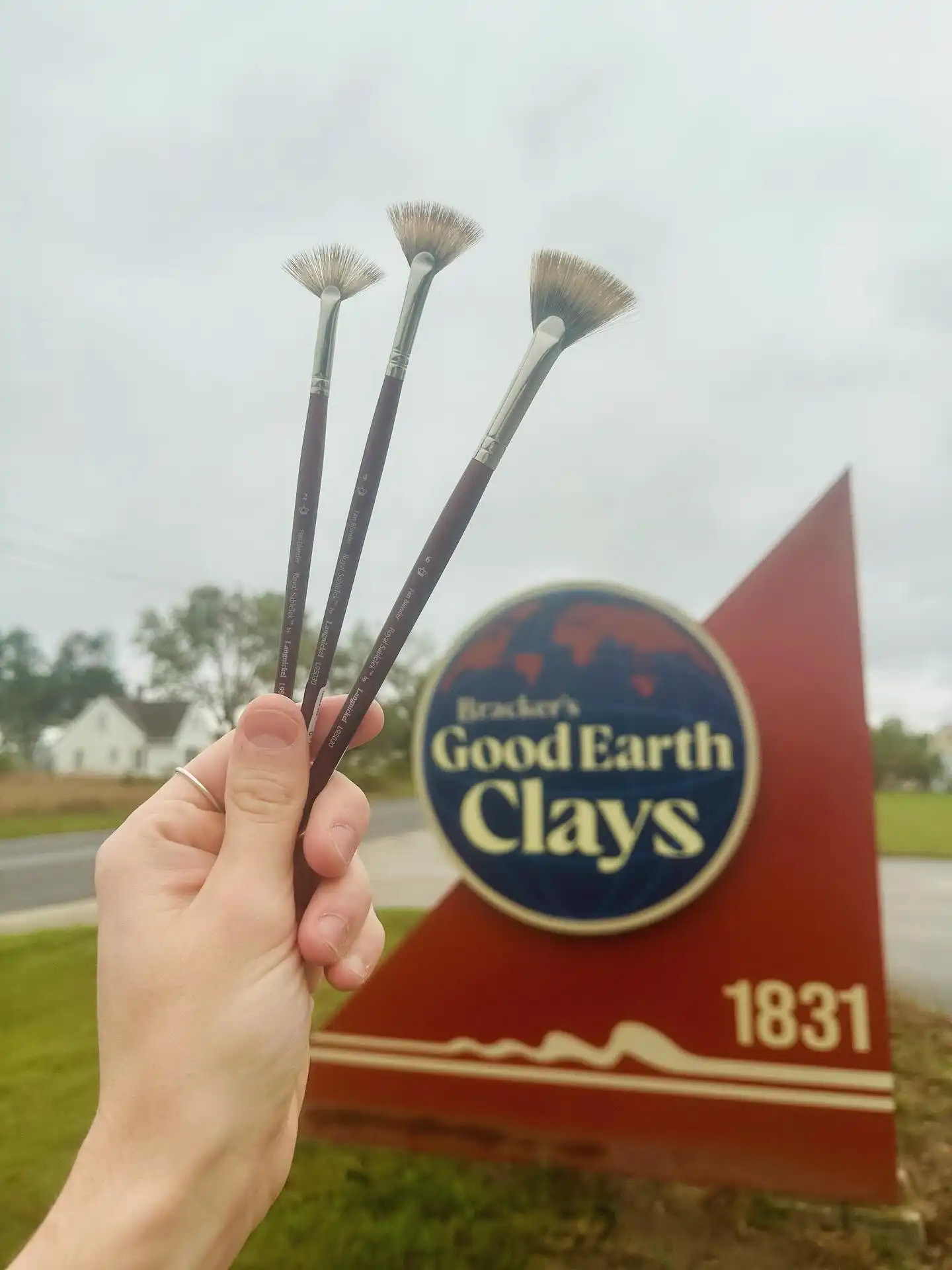 WITCH, PLEASE! New brushes have flown in on their broomsticks just in time for your next spellbinding creation. 🧹✨ 

30% OFF ALL BRUSHES THIS MONTH 🧙‍♀️ Check out our wicked selection in-store or online!

__________

#royalbrushes #brushes #witch #ceramics #clay #pottery #halloween #fanbrush #brackersgoodearthclays