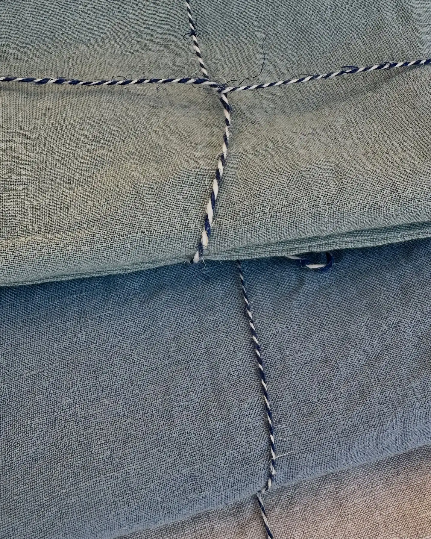 Frische für dein Zuhause: Leinen Kissenbezüge in Aqua-Tönen 🌊
Sanfte Farben wie das Meer bringen Leichtigkeit und Ruhe in jeden Raum – natürlich, stilvoll und zeitlos schön.
#leinen
#leinenliebe
#naturmaterialien
#interieur
#interieurdesign
#interior
#interiordesign
#interiorinspiration
#wohninspiration
#inspiration
#design
#style
#lifestyle