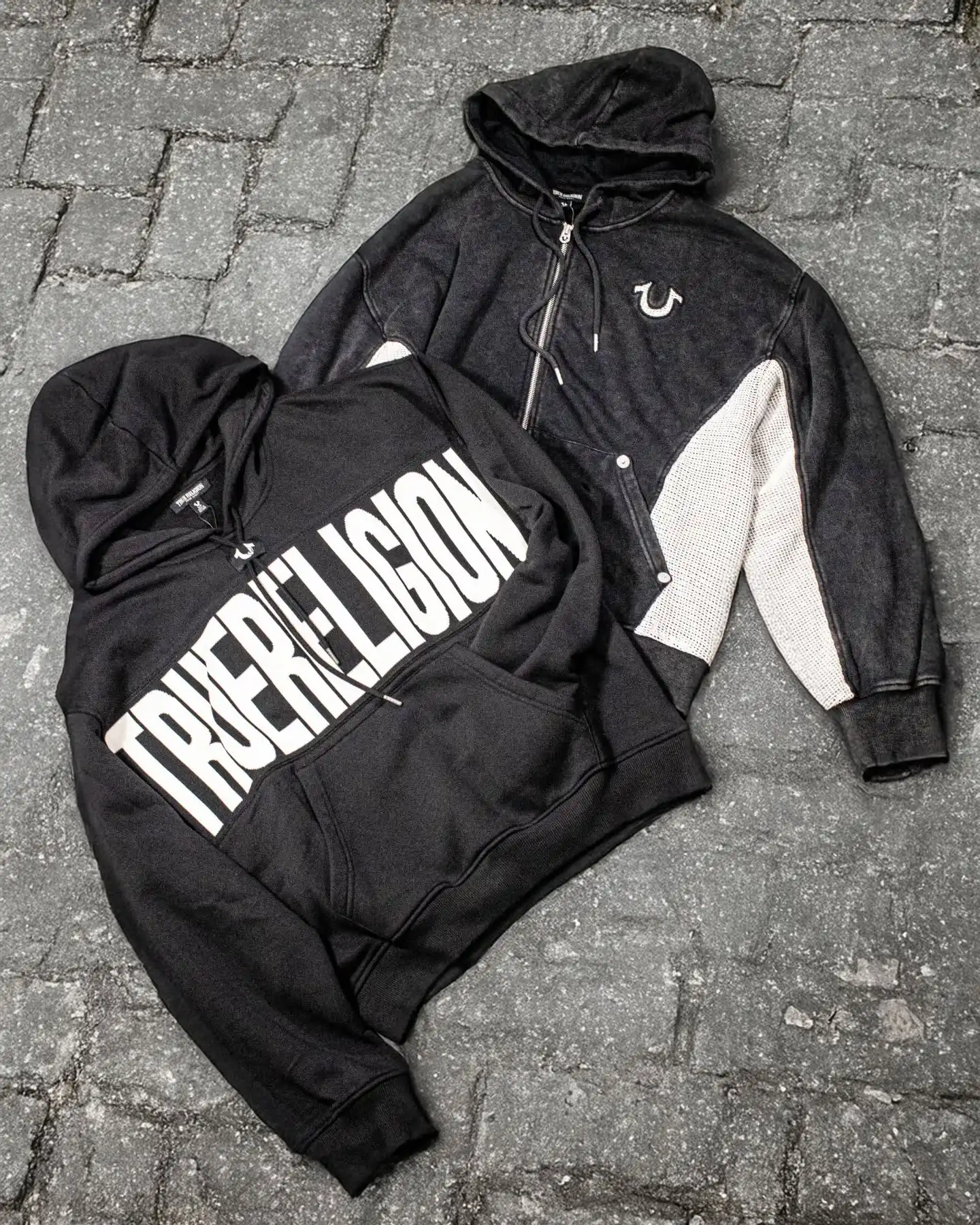 🖤 True Religion Hoodie Game Strong🖤
Ob Mesh Inset Rust Cinched Zip Up Hoodie in schwarz-gewaschen & creme oder Knit Panel TR Cinched Hoodie in schwarz-weiß – hier trifft urbaner Style auf ultimativen Komfort.
Perfekt für lässige Streetwear-Looks mit dem gewissen Edge.🖤@TrueReligion
Shop now: www.brooklyn-shop.de
#truereligion #truereligionbrand #hoodieseason #zipuphoodie #streetwearstyle #brooklyn_shop #urbanwear #cozystyle #ootdfit #streetstyle #mensfashion #womensfashion #denimbrand #casualwear #blackandwhitefashion #fashiondaily #layeringgame #brooklyn_shop #nürnberg #grungestyle #bayern