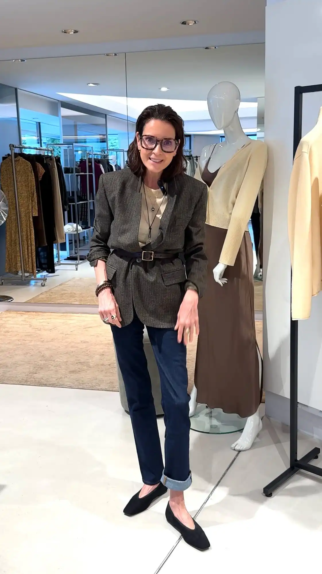 Styling Inspo by Tina
Cashmere trifft Coolness, Denim trifft Detailliebe.
Ein Look, wie wir ihn gerade lieben – klar, relaxed, kombinierbar.
✨ Styling Moments aus dem Store
📍 Store Bielefeld & Online
💬 Fragen zum Look? Schreib uns einfach.
Shop the Look 🔗 Link in Bio > Inside Ragazzi
#InsideRAGAZZI #RealScenes #LookUpdate #SmartStyle #StylingInspo #CashmereStyle #EffortlessStyle #StylingTipps #ootd #Outfitideas #HowToStyle