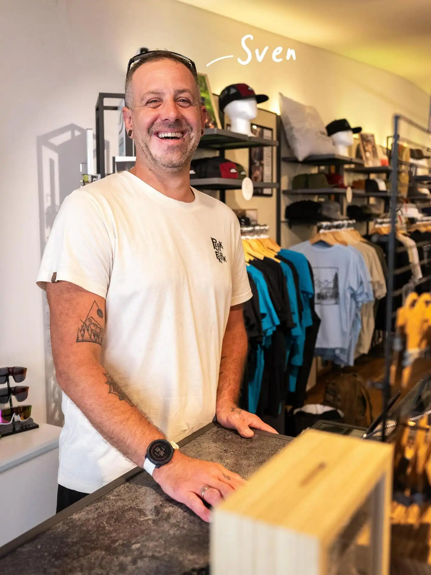 Willkommen im Team, Sven! 🙌
Seit Juli unterstützt er uns im neuen Store in Schruns und bringt dort mit seinem herzlichen Lachen gute Laune in den Verkauf. Auch in Vandans packt er fleißig in der Produktion mit an.
Schön, dich an Bord zu haben! ✨😎
📸 @jeroenbeumer
#peakfreak #forrealpeakfreaks #team #teamwork #store #schruns