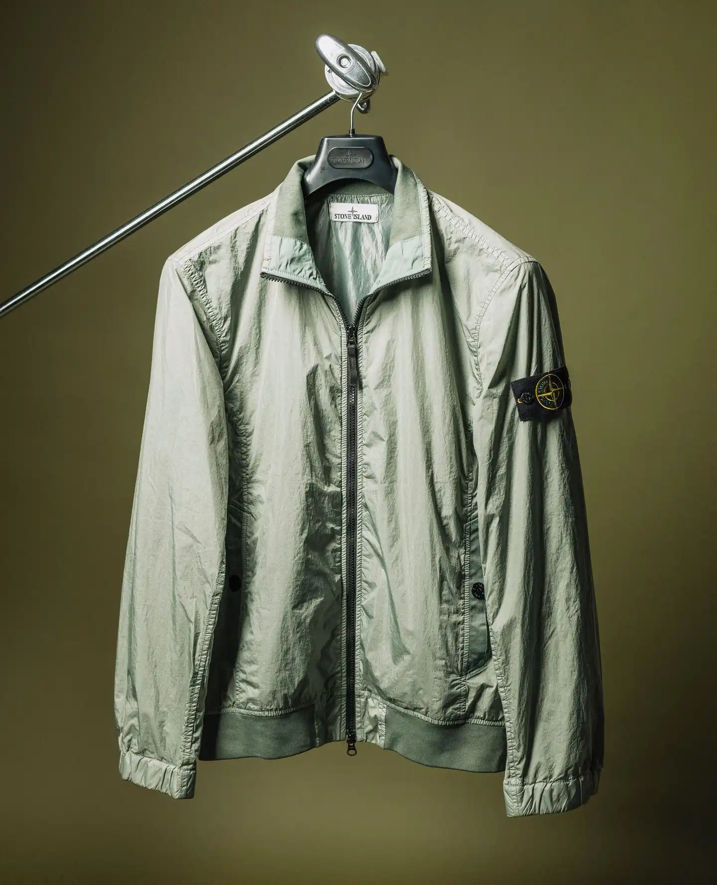 Stone Island 4100037 CRINKLE REPS R-NY Jacket Sage Green⁠
⁠
Куртка виготовлена з легкого переробленого нейлону. Смоляне покриття внутрішньої сторони робить її вітростійкою та помірно водонепроникною. Завдяки обробці матеріалу смолою, колір проникає в матеріал нерівномірно, надаючи поверхні зморшкуватості. Куртка має підкладку з нейлонової сітки, комір-стійку, кишені для рук та патч Stone Island на лівому рукаві. ⁠
⁠
DU-NE.COM ⁠
⁠
КИЇВ, МИТРОПОЛИТА ВАСИЛЯ ЛИПКІВСЬКОГО, 16Б⁠
⁠
ПН-НД з 10:00 до 20:00⁠
⁠
+38 093 667 51 24⁠