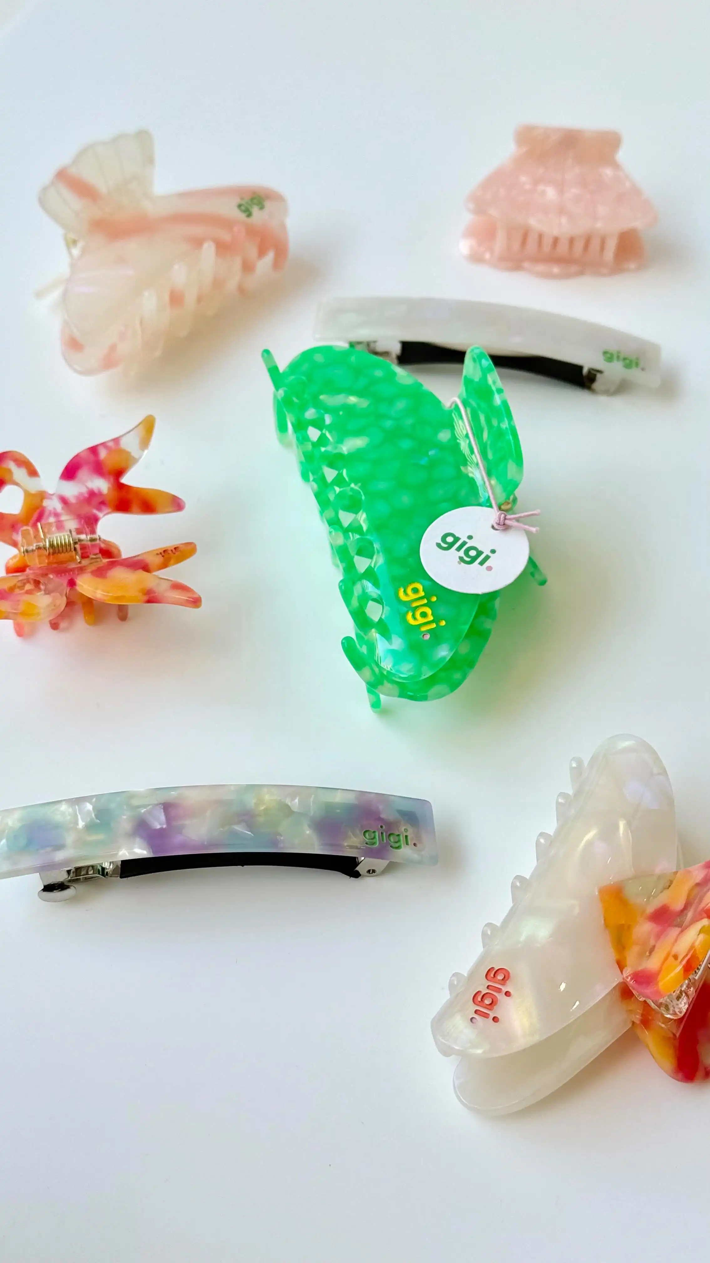 Alerte nouveauté 💚 Les accessoires cheveux Gigi débarquent au Corner : pinces colorées et chouchous tendances, 100% vibes d’été 🌞 À découvrir sans tarder en boutique