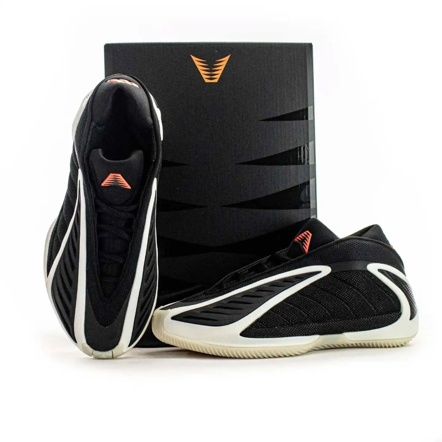 Game on, Future Stars 🚀🏀
Die @adidas Anthony Edwards 2 Junior – CBlack/Zeromt JR9377 sind für Kids & Teens gemacht, die hoch hinaus wollen. Schwarz-Weiß-Rot, leicht, schnell und voller Power – genau wie Anthony Edwards selbst.

Mit BOOST-Energierückgabe, Lightstrike-Dämpfung und einem Design, das für Speed & Athletik gebaut wurde, geben diese Signature-Kicks jedem Move extra Boost. Perfekt für Court, Training und alle, die groß träumen. ✨

Shop now: www.brooklyn-shop.de

#adidasbasketball #anthonyedwards #AE2 #kidsbasketball #juniorhoopers #basketballkicks #boosttechnology #lightstrike #courtready #futurestar #sneakerrelease #brooklyn_shop #basketballshoes #performancewear #youngathletes