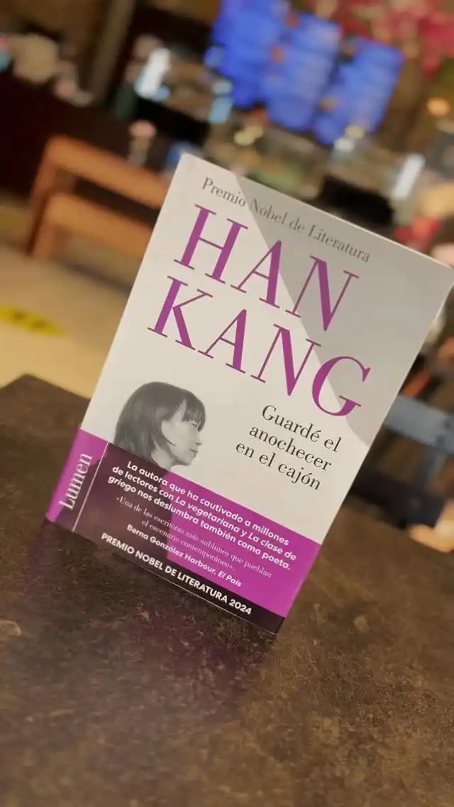 Guardé el anochecer en el cajón - Han Kang

Este poemario, revela a Han Kang como una poeta tan poderosa como lo ha sido su narrativa. 
El “anochecer”, ese instante flotante entre dos luces, se convierte en el escenario donde una voz que duele pero también ilumina habla de la soledad, la enfermedad, y del encuentro entre vivos y muertos. 

El lector, sin necesidad de conocer los detalles autobiográficos, se adentra en una intimidad inmediata: poesía visceral, emociones al desnudo, la fuerza frágil de la palabra y la urgente necesidad del arte para nombrar lo indecible.

Blanco - Han Kang

“Blanco” es una obra de introspección profunda que parte de lo cotidiano: una lista de objetos blancos — nieve, azúcar, sal, sábana, etc. — para explorar el dolor, la ausencia, el vacío que no se nombra pero que se siente. 

La narradora reflexiona sobre la vida de su hermana, que murió pocas horas después de nacer, una vida que nunca conoció pero cuya presencia la acompaña como sombra persistente. 

Este texto busca dar forma al luto mediante el lenguaje, explorando lo puro, lo silencioso, lo blanco como metáfora de lo que no está, de lo que se ha perdido. “Blanco” es frágil y luminosa al mismo tiempo, una invitación a mirar los rincones del dolor, a encontrar belleza incluso en lo que parece vacío.

#Leer #panamá #HanKang