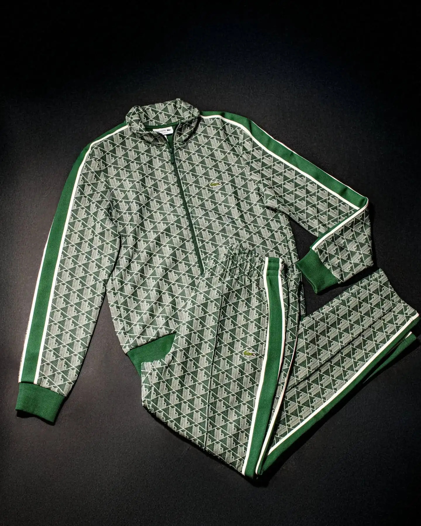 Sportlich, stylisch, typisch 🐊
Mit der Lacoste Paris Trainingsjacke und der passenden Tracksuit Jogginghose in Grün-Weiß bringst du eleganten Athleisure-Vibe direkt auf die Straßen.
Das ikonische Krokodil auf Brust und Bein, hochwertiges Material und moderner Schnitt sorgen für Komfort und Klasse in einem Look.
Ob für unterwegs, die City oder einen cleanen Fit zuhause – dieses Set von @lacoste passt immer.

Shop now: www.brooklyn-shop.de

#lacoste #lacostestyle #lacostefit #athleisurelook #tracksuitseason #greenfit #streetstylevibes #brooklyn_shop #lacostefashion #trainingsanzug #urbanlook #menswear #casualstyle #sportswearchic #krokodillook #joggingstyle #cityfit