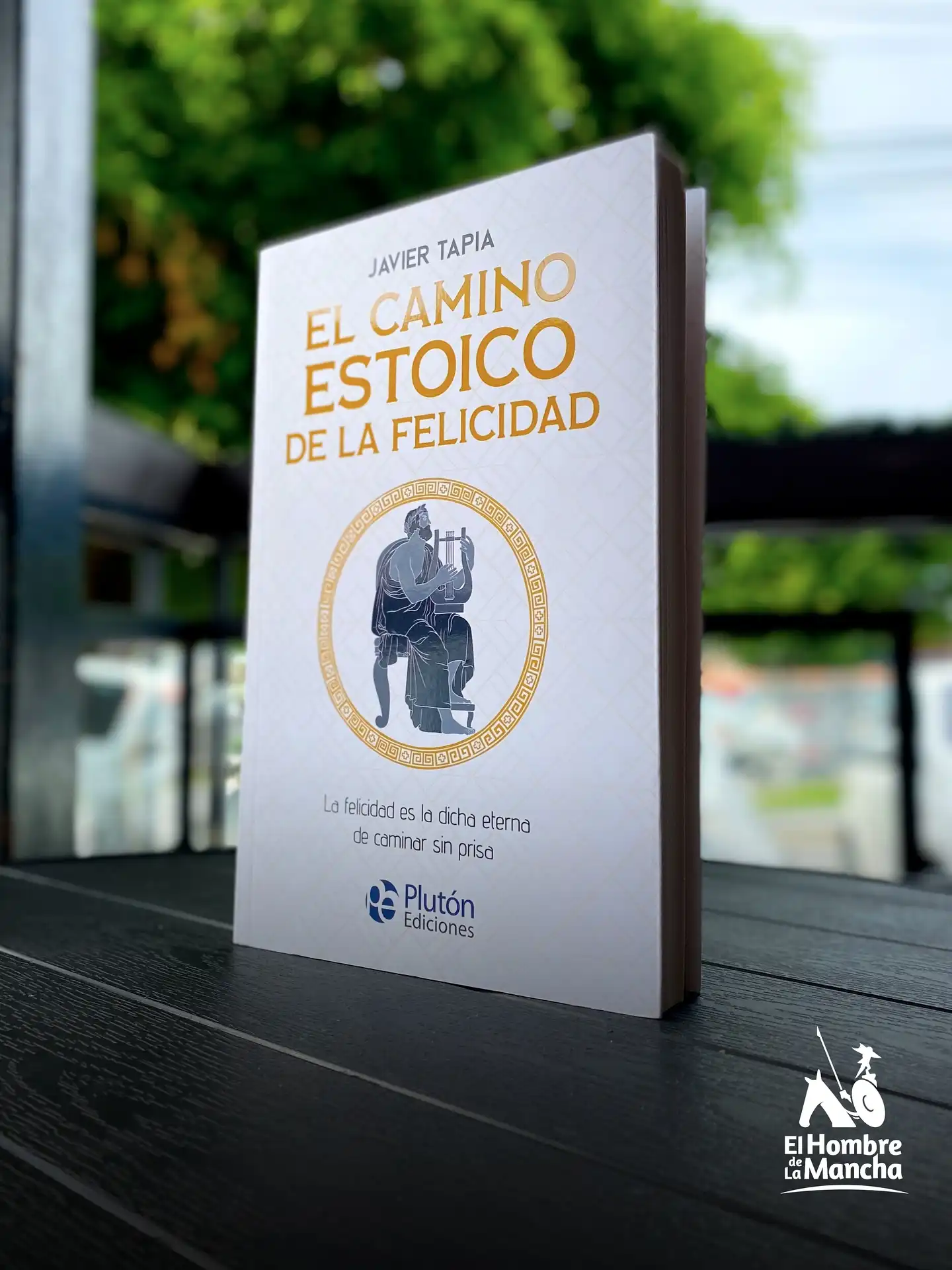 El camino estoico de la felicidad - Javier Tapia

¿Y si la felicidad no fuera un destino, sino un camino?

🧠✨ Desde los tiempos de Séneca y Marco Aurelio, los estoicos han buscado una vida plena, guiada por la razón, la virtud y la serenidad.

📘 El camino estoico de la felicidad no es solo un libro.
Es una invitación a repensar tu vida, tus decisiones y lo que realmente significa ser feliz.

🔍 ¿Qué encontrarás?

✅ Reflexiones profundas de grandes pensadores estoicos

✅ Perspectivas distintas sobre la felicidad verdadera

✅ Inspiración de líderes, artistas y figuras históricas

✅ Un espejo para cuestionar tus propias creencias

⚖️ Porque no hay una sola forma de vivir bien, pero sí hay muchas formas de comenzar.

💬 “Sea cual sea tu camino, este libro te hará reflexionar profundamente.”

#libros #estoicismo #estoicismonaprática #filosofía #marcoaurelio #habitos #felicidad