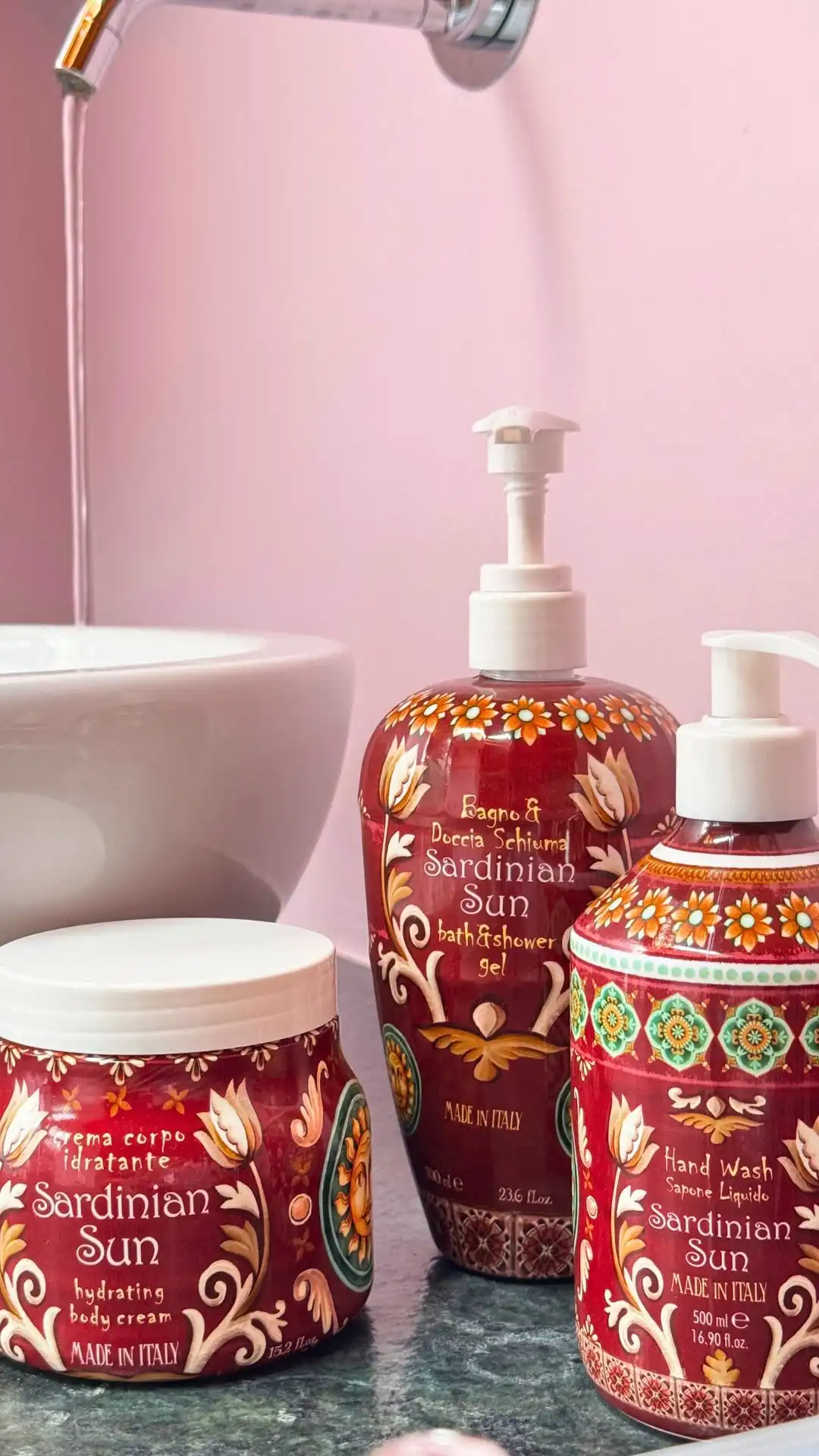✨ La tua routine profumata ispirata al cuore del Mediterraneo. 

Dalla doccia alla crema corpo: la collezione Salento trasforma ogni gesto in un tuffo nei profumi di limone, gelsomino e ambra.

🌞 Fresca, luminosa, irresistibile.

👉 Scopri tutta la linea su rudyprofumi.it

#rudyprofumi #salento #profumidestate #lemaioliche #skincareroutine #italianbeauty #madeinitaly
​