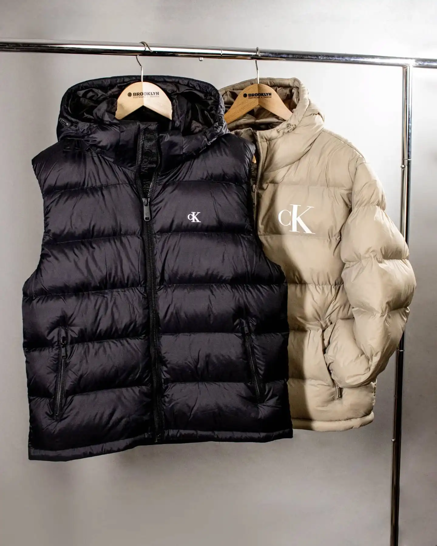 Die Calvin Klein Monogram Jacke in Beige und die Weste in Schwarz bringen modernen Streetwear-Style in dein Outfit. Kombiniere sie solo oder als Layer für coole Casual-Vibes – Komfort und Design treffen hier perfekt aufeinander. ✨ @calvinklein
Minimalistisch, clean & ready für jeden Layer-Look 🖤🤍
Shop now: www.brooklyn-shop.de

#calvinklein #ckmonogram #ckjacke #ckweste #brooklyn_shop #streetstylevibes #layeringfashion #urbanfashion #minimalstyle #cleanlook #casualfit #modernstreetwear #dailyoutfitinspo #fashiondrop #comfortstyle #streetweardaily