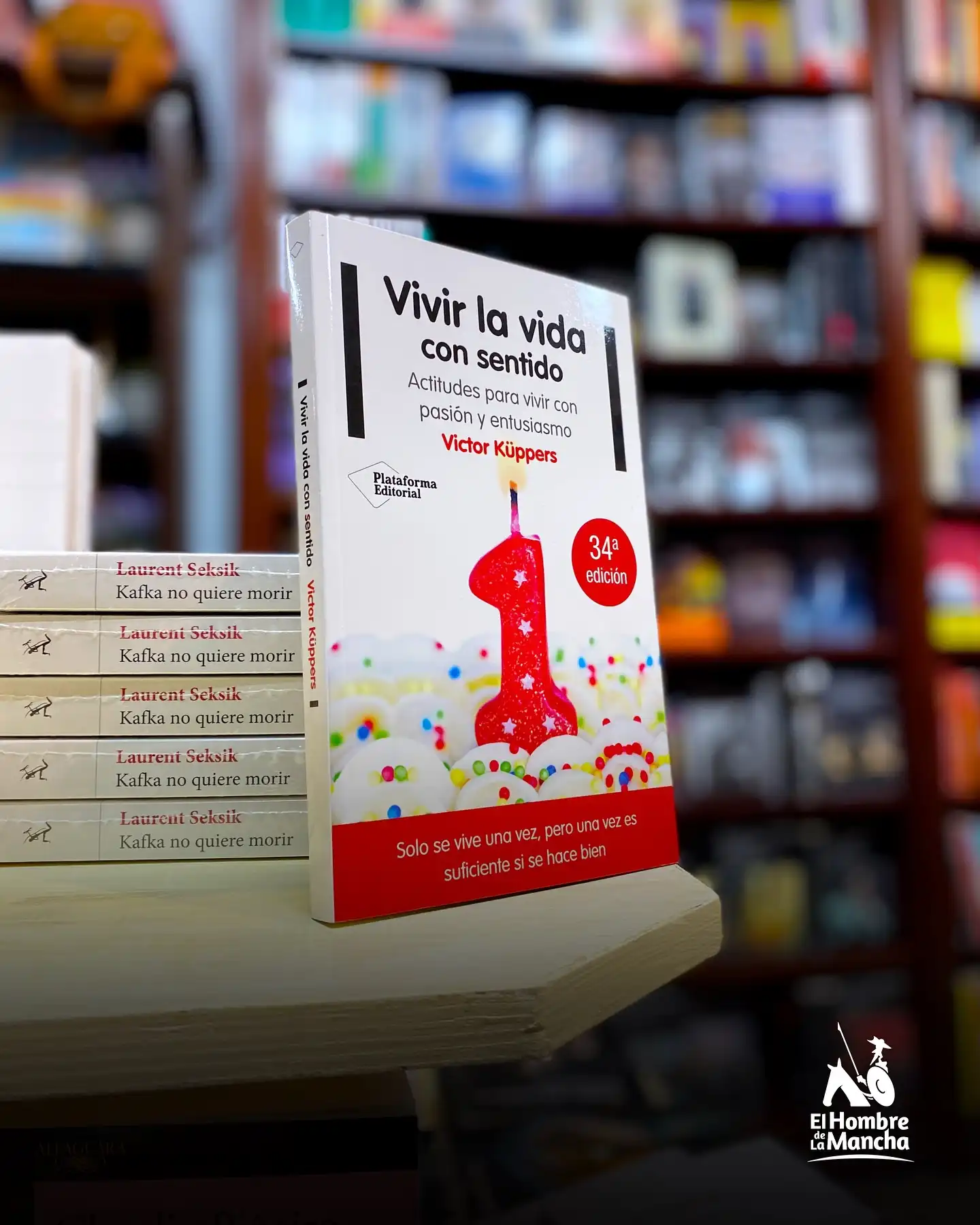 Vivir la vida con sentido - Victor Küppers

Con un lenguaje claro, cercano y práctico, descubrirás cómo ordenar tus ideas, priorizar lo que realmente importa y tomar decisiones con propósito.

Porque no nos valoran por lo que tenemos,
nos valoran por cómo somos.

🧠 Reflexiona.
❤️ Conecta con tus valores.
💪 Cultiva actitudes que marcan la diferencia.

Amabilidad, gratitud, integridad, entusiasmo…
Este libro es un mapa para vivir con grandeza, porque ser grande es una manera de ser.

#libros #books #desarrollohumano