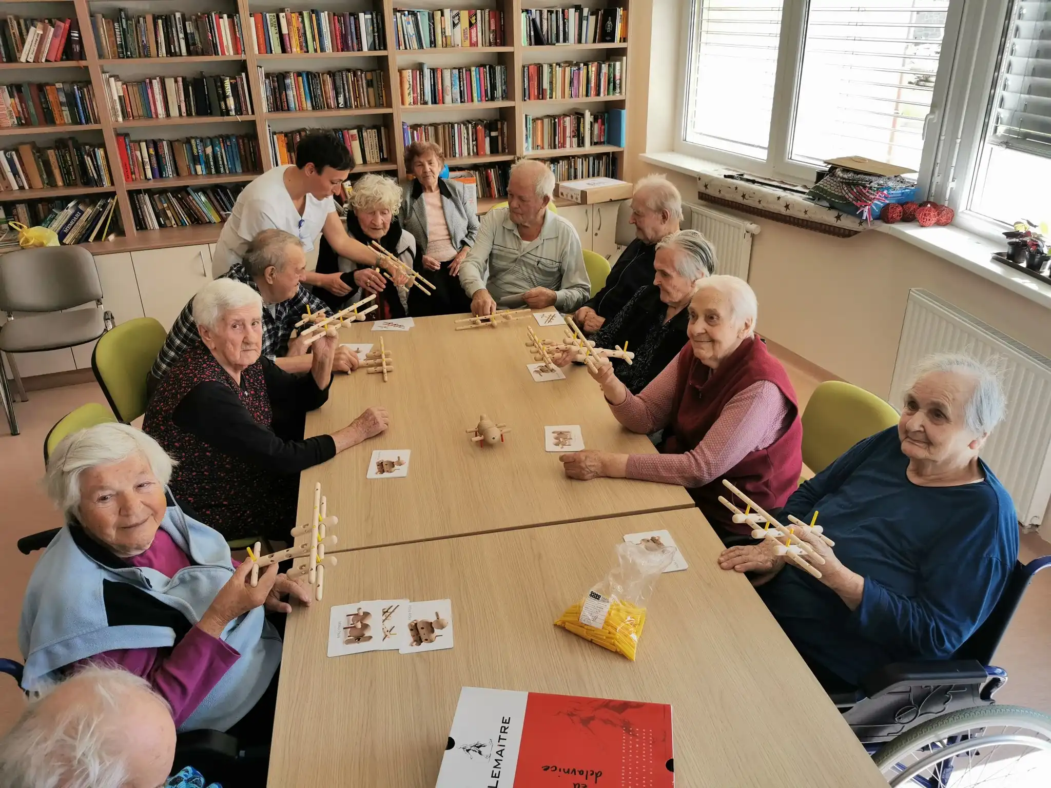 🇸🇮 - Delavnica v DSO Grosuplje - enota Loški potok.
Razgibavanje prstov, solidarnost, koncentracija in pa predvsem zabava 😃
____________________
🇬🇧 - Workshop at the Grosuplje elderly home - Loški potok unit.
Exercising the fingers, solidarity, concentration and, above all, fun times 😃
#konstrukta #madeinslovenia #nikokralj #creativeplay #ecofriendly #worhshop