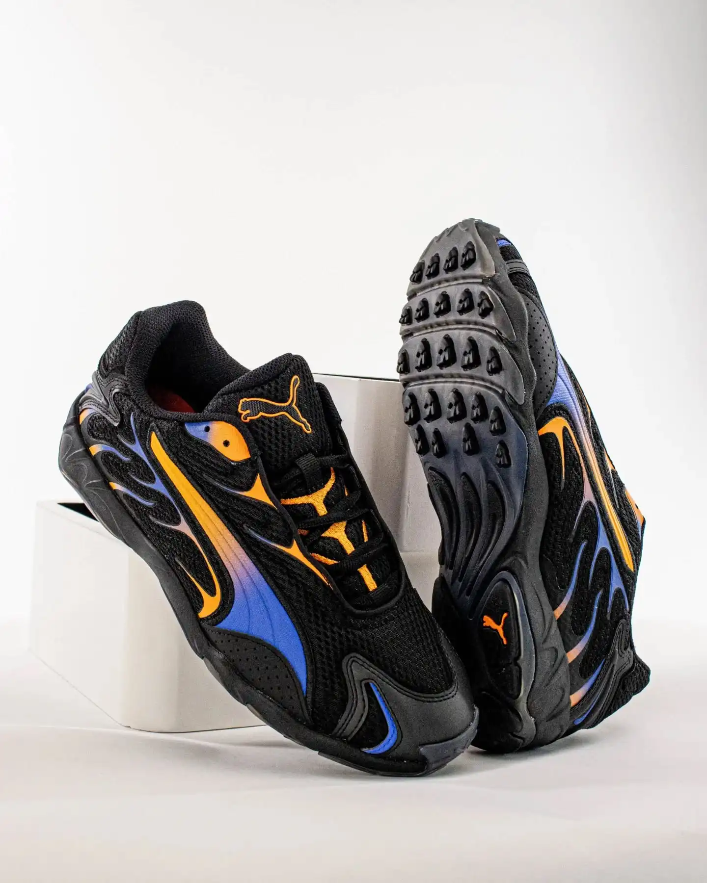 🔥 Retro trifft Future Vibes 🖤🧡💙
Der Puma Inhale Black Orange Glow bringt die 2000er
Running-DNA mit einem freshen Colorway zurück auf
die Straßen. @puma.de
Schwarz, Blau und knalliges Orange sorgen für einen
dynamischen Look, der Energie ausstrahlt.
Die markanten Linien, das sportliche Mesh-Upper und
die aggressive Silhouette machen diesen Sneaker zum
absoluten Hingucker.
Ob Streetstyle oder lässiger Alltagsfit – der Inhale ist
dein Ticket für auffälligen Style mit Komfort.
@puma liefert hier wieder echten OG-Charakter mit
modernem Touch.
🖤🧡💙
Shop now: www.brooklyn-shop.de
#pumainhale #pumaoriginals #blackorangeglow
#sneakerheat #retrostyle #chunkysneakers
#sneakervibes #pumastyle #streetstylemen #boldlooks
#techrunner #fashiondrop #brooklyn_shop
#sneakerdaily #urbanfashion #solenation #todayskicks
#sneaker #sneakerfreak #solenation #todayskicks
#sneaker #soletoday #kicks #nicekicks #sneakers
#kotd #soleonfire #snkrhds #sneakerfriend