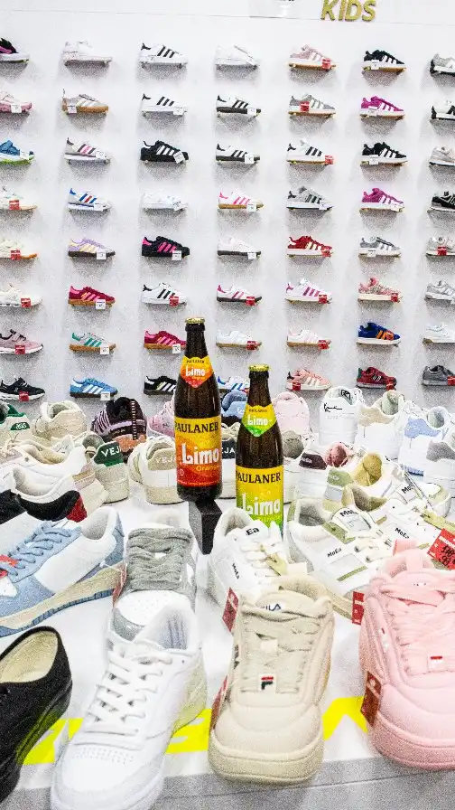 👟 Coole Sneaker shoppen & dazu eine Paulaner Spezi oder Limo aufs Haus! Komm vorbei und gönn dir den Style AND den Geschmack! #SneakerLove #PaulanerMoment #spezi #limo #brooklyn_shop #nürnberg #sneakerlove