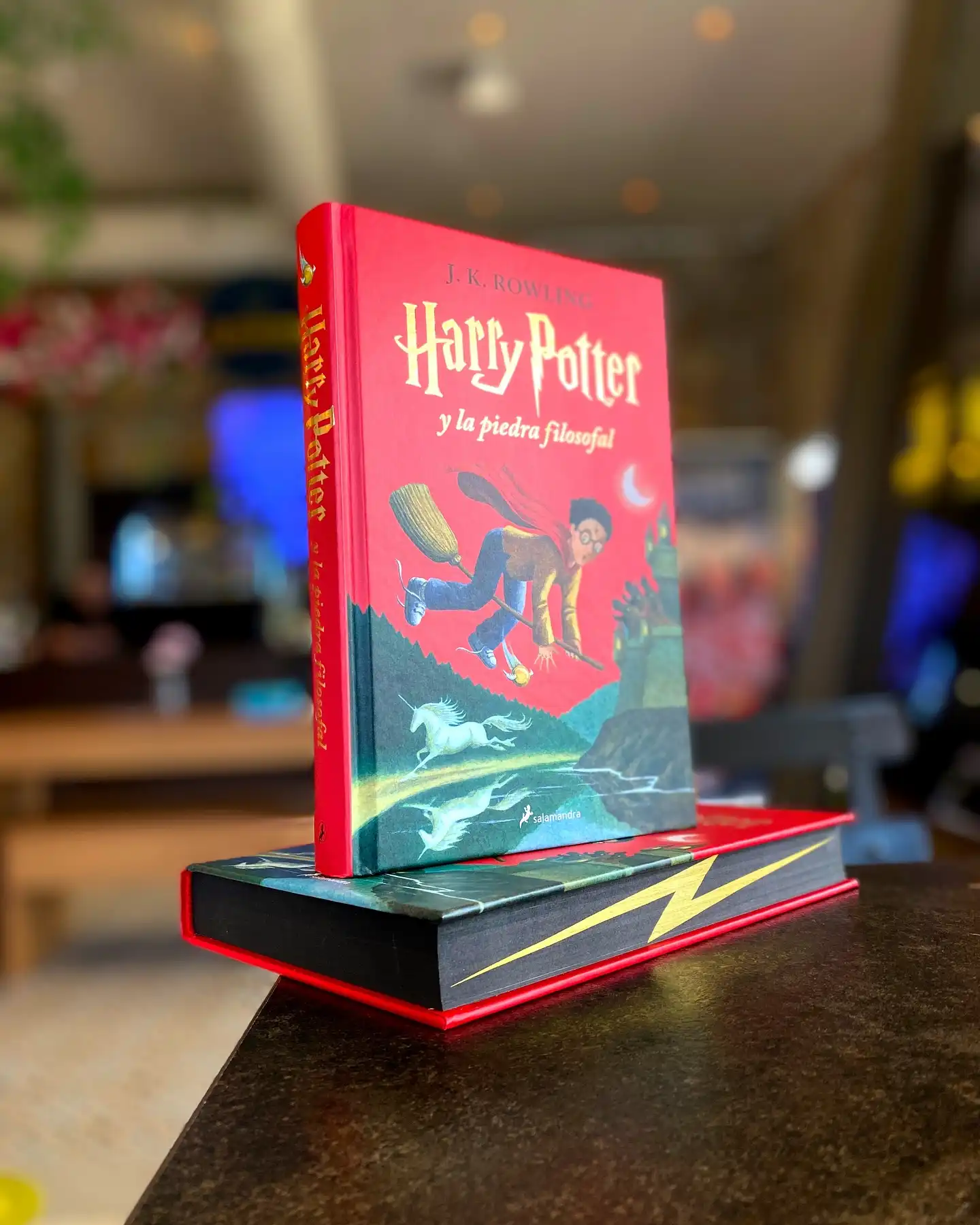 Harry Potter y la piedra filosofal (Edición limitada con cantos pintados) - J.K. Rowling

«Querido señor Potter: Tenemos el placer de informarle de que dispone de una plaza en el Colegio Hogwarts de Magia y Hechicería»

Harry Potter nunca ha oído hablar de Hogwarts hasta que empiezan a caer unas misteriosas cartas en el felpudo del número 4 de Privet Drive. Aunque sus horripilantes tíos se apresuran a confiscarlas, el día que Harry cumple once años, Rubeus Hagrid, un hombre gigantesco cuyos ojos brillan como escarabajos negros, irrumpe con una noticia extraordinaria: Harry Potter es un mago, y le han concedido una plaza en el Colegio Hogwarts de Magia y Hechicería. ¡Está a punto de comenzar una aventura increíble!

*La primera edición con cantos pintados de Harry Potter y la piedra filosofal en castellano, ¡ideal para coleccionistas!

*Con un nuevo diseño de cubierta, exclusivo para esta edición

*Con acabados de lujo: estampación dorada y cantos pintados con el emblemático rayo que representa al niño que sobrevivió

Precio: $29.95 

🔔 ¡Recuerda!

Hasta el 24 de  agosto, el segundo libro te sale a mitad de precio.

No dejes pasar esta oportunidad de llenar tu estantería por menos.

📚✨ Corre por el tuyo antes del 24 de agosto. 

#potterhead⚡️ #harrypotter #libros #ediciónlimitada