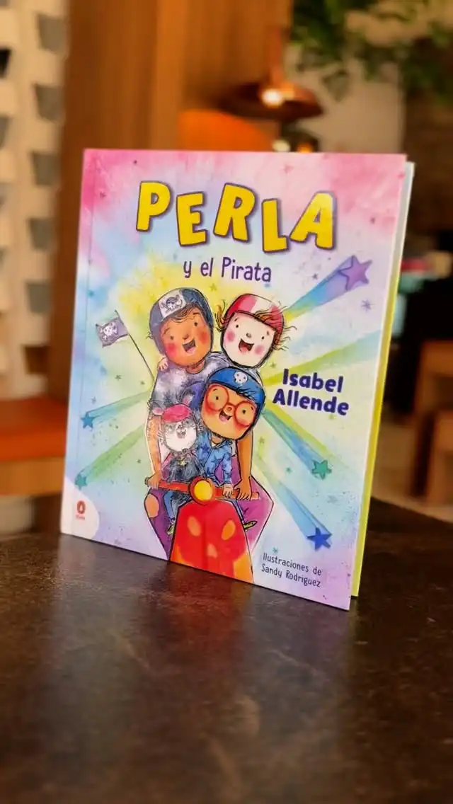 En el segundo libro infantil escrito por Isabel Allende, autora aclamada por la crítica mundialmente y bestseller del New York Times, Perla, la súper perrita, salva a su hermanito humano cuando se pierde en su camino de regreso a casa.

Descripción de Perla y el pirata
Perla es una súper perrita que tiene dos súper poderes: hacer que todos la quieran y rugir como un león.

Cuando descubre que su hermano humano, Nico Rico, se ha perdido de camino a casa, ¡sabe que tiene que intervenir! Pero ¿qué hará Perla?

En esta historia encantadora y emocionante, Isabel Allende continúa su serie de cuentos sobre el vínculo que existe entre un niño y su querida mascota.

#Panamá #Leer #Libros #IsabelAllende