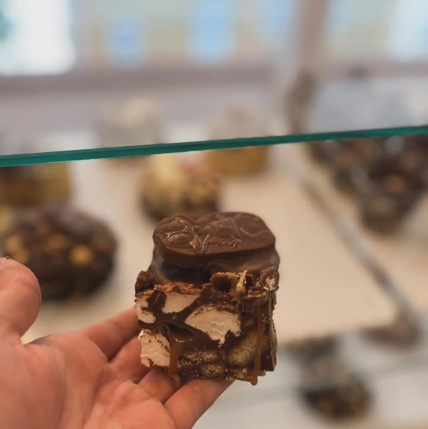 TODAY 👀✨
Just a few from today’s counter 😉
My personal faves…
Dairy Milk Caramel Rocky Road 😍😍😍
Then the one and only APPLE CRUMBLE Cinnamon Bun Tear & Share (warm this up and thank me laterrrrrr 💁🏼♀️)
Lots available on UBER EATS 🚗
Open til 8PM in store 🫶🏼
Have a lovely day 🩷