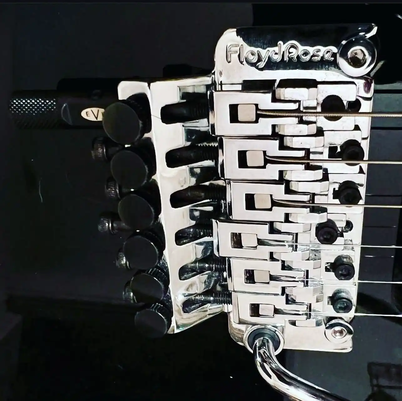 Floyd Rose Friday! Chrome.. always the way to go! Have a great weekend everyone! 

#floydrose #floydrosetremolo #floydrosefriday #chromeparts
