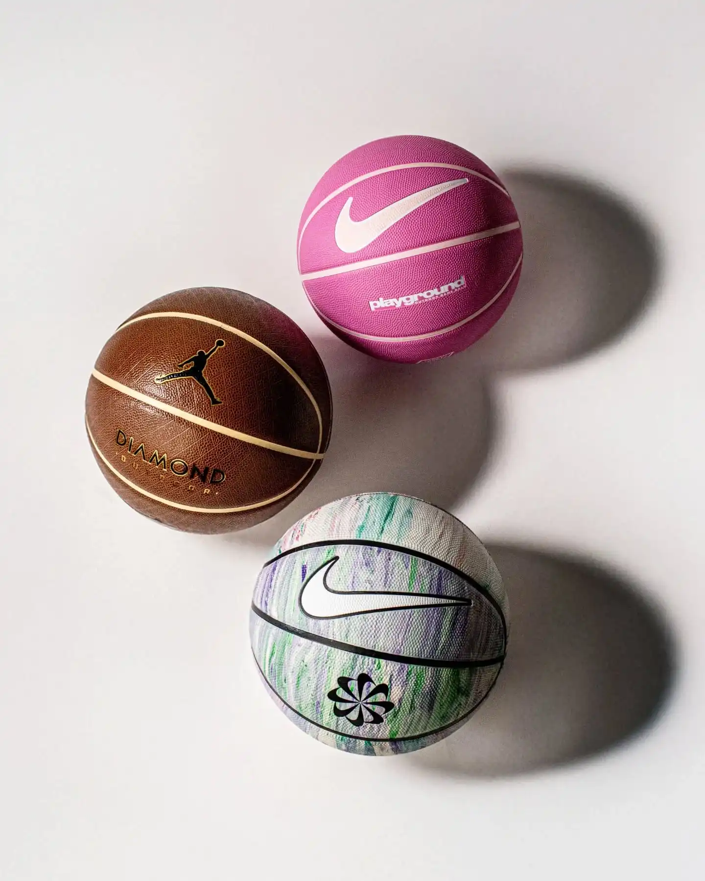 Time to hit the court 🏀
Ob Playground, Street oder Gym – mit den neuen Basketballs von Nike und Jordan bist du ready für jedes Game.
Der @Nike Everyday Playground in Pink-Weiß oder als Next Nature Edition mit buntem Colorway bringt Farbe ins Spiel und liegt griffig in der Hand.
Der Jordan Diamond Outdoor in Braun-Beige überzeugt durch Style und Performance – ganz im Zeichen von @jumpman23.
Welche Größe du auch brauchst, hier findest du deinen Ball für maximale Kontrolle und Style auf jedem Untergrund. @nikebasketball 

Shop now: www.brooklyn-shop.de

#nikebasketball #jumpman23 #nikestyle #basketballgear #outdoorball #basketballlife #courtready #everydayplayground #jordanbasketball #nikehoops #streetballstyle #ballislife #basketballseason #brooklyn_shop #nextnatureball #basketballvibes #hoopdreams