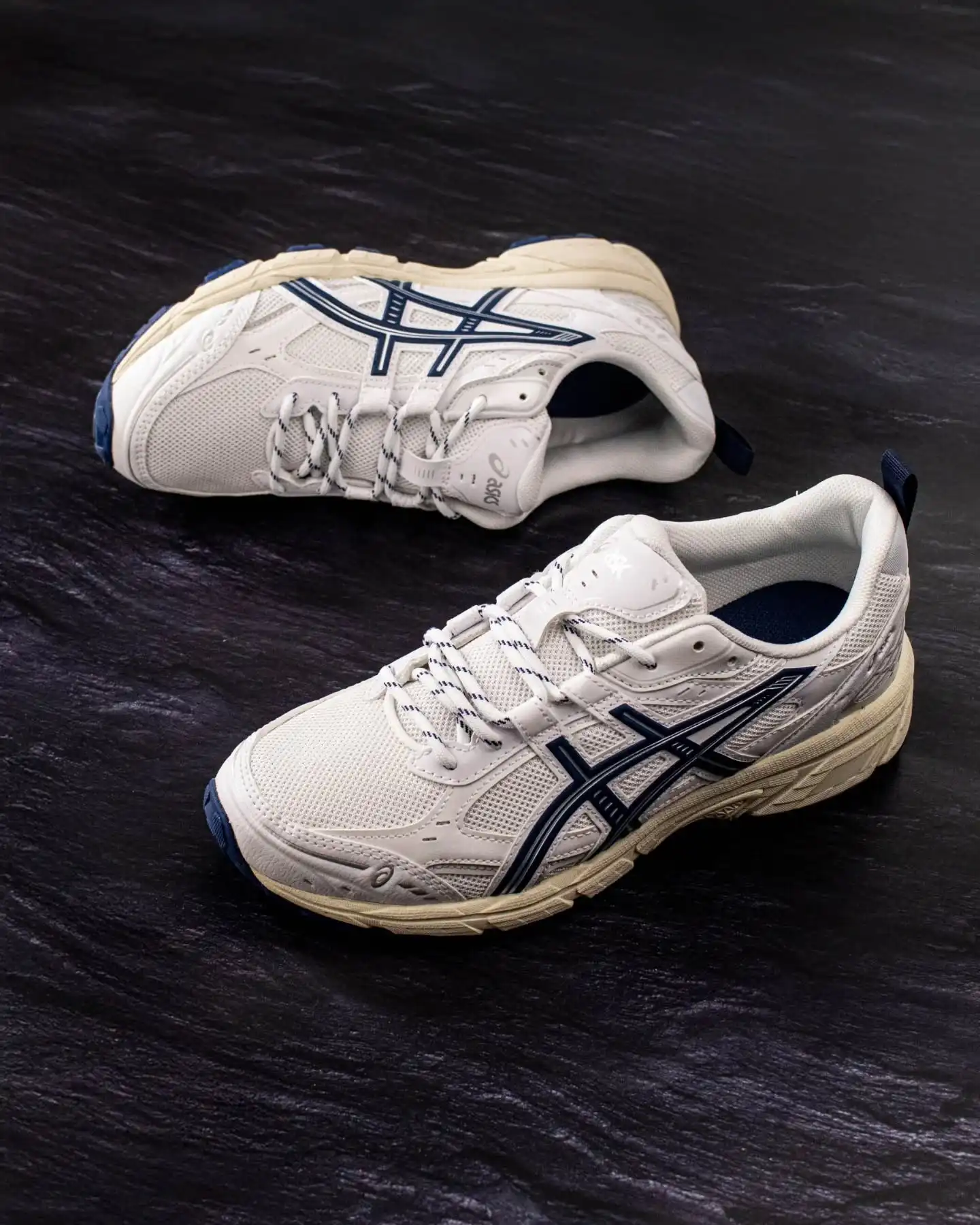 🌀Der ASICS Gel-Nunobiki (1203A536-105) in Weiß, Blau und Creme bringt japanische Ästhetik und Retro-Vibes auf den Punkt. @asics
Mit atmungsaktivem Mesh, stylischen Overlays und GEL-Dämpfung in der Sohle vereint er Komfort und Culture in einem cleanen Design. @asics_sportstyle
Ob zum Sport, in der City oder als Daily Sneaker – dieser Look passt einfach immer.
Für alle, die das Besondere suchen und Wert auf hochwertige Details legen.

Shop now: www.brooklyn-shop.de

#asics #asicsgelnunobiki #gelnunobiki #sneakerlove #sneakerstyle #whitesneakers #bluesneakers #creamsneakers #japanvibes #retrosneaker #asicslife #asicsvibes #geltech #asicsoriginals #streetwearstyle #brooklyn_shop #sneakerhead #dailykicks