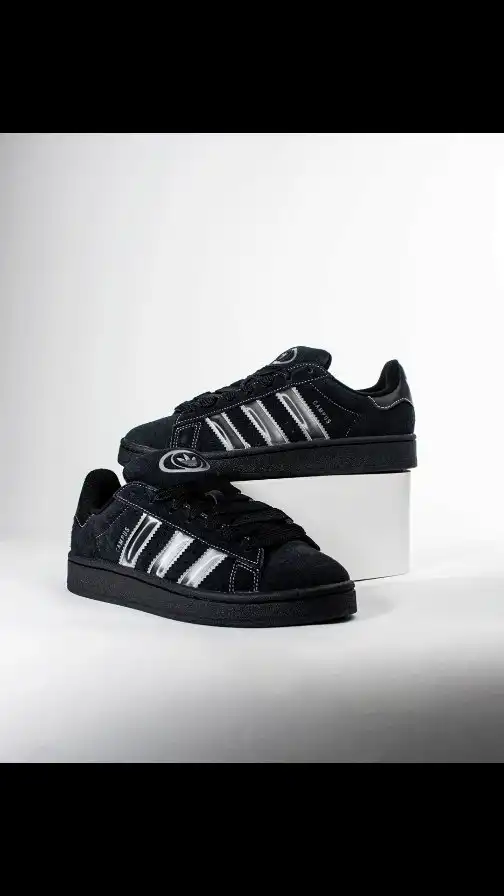✨ Shiny, sleek, iconic – der Adidas Campus 00s ist zurück!
Mit seinem edlen Glanz-Finish in Schwarz und Silbergrau bringt dieser Sneaker echtes Y2K-Feeling auf die Straße.
Die klassische Silhouette trifft auf auffällige Details und macht ihn zum perfekten Statement für deinen Alltagslook.
Ob Skater-Vibe oder Streetstyle-Coolness – der Campus 00s passt immer.
@adidasoriginals bringt die Nostalgie zurück mit einem freshen Twist.
Shop now: www.brooklyn-shop.de ��
#campus00s #adidasoriginals #y2kstyle #glanzmoment #sneakerlove #sneakergram #streetwearstyle #blackandsilver #sneakerheads #brooklyn_shop #trendkicks #retrovibes #shinebright #adidassneakers #styleupdate #urbanfit #dailykicks #sneakerlife