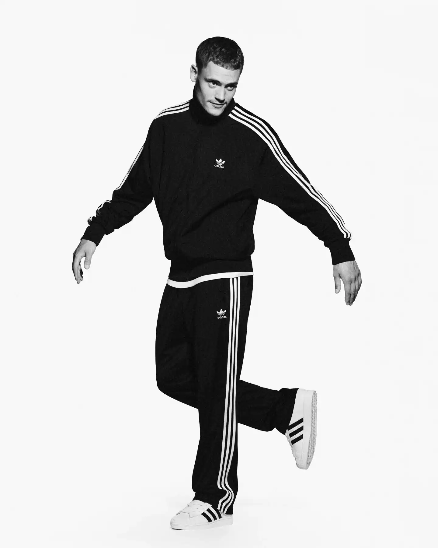 @FloWirtz zeigt uns, wie der Style auf dem Platz und abseits davon aussieht. 🔥 Mit @adidasoriginals und einem Look, der genauso schnell ist wie sein Spiel. 😎💥 Ready für die Street?
shop now: brooklyn-shop.de
#adidasOriginals #FlorianWirtz #GameOn #SneakerStyle #StreetwearVibes #FastAndStylish #FreshFits #KickGameStrong #SportyChic #ChaseYourDreams #StyleGoals #KickinIt #OnTheMove #IconicLook #WirtzVibes #NoLimits #GameChanger #adidassuperstar