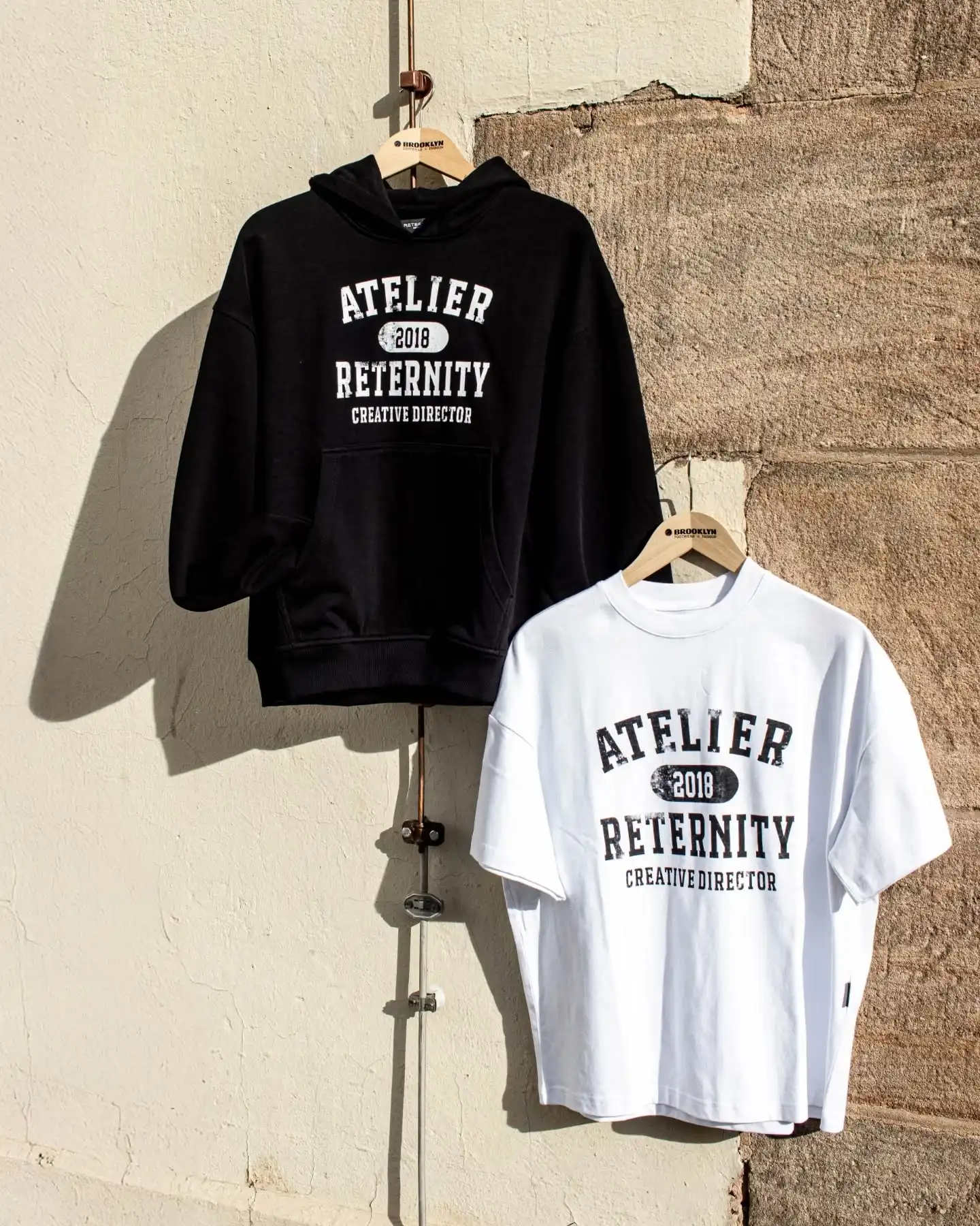 Clean, comfy & ready für deinen Alltag ✨
Das @Reternity Atelier Emblem T-Shirt in Weiß und der Hoodie in Schwarz bringen minimalistischen Style und Streetwear-Vibes in deinen Look. Perfekt für Layering oder solo getragen. 🖤🤍

Shop now: www.brooklyn-shop.de

#reternity #streetwearstyle #minimalfashion #urbanlook #hoodieseason #tshirtvibes #brooklyn_shop #streetwearlove #casualfit #layeringstyle #urbanfashion #everydaystreetwear #comfystyle #streetoutfit