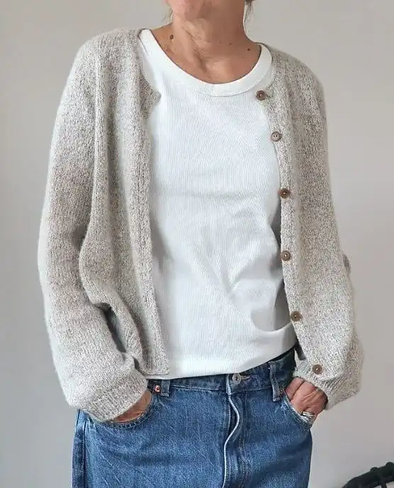 ✨ NEW KIT ✨⁠
⁠
The TANi Cardigan by @ankestrick jumped into my queue the moment it launched back in July and I’ve been positively itching to cast on ever since. I love the perfect mix of timeless, laid back style, the flattering shoulder fit and easy sleeves, all finished with just the right amount of polish. I think the expression I’m looking for is “casual elegance” :-)⁠
⁠
As I approach the finish line on some of my languishing WIPs I’ve started day-dreaming about my colour choices - Crossword? Wanderlust? Fresh Sheets? Bear Hug? Offline?! What would you choose?⁠
⁠
Our kits pair HAVEN, a soft and smooth heavy laceweight, with Haze, a featherlight alpaca-silk blend. Held together, they create a dreamy fabric that’s warm, lofty, and just a bit halo-y - the coziest kind of everyday luxury.⁠
⁠
Look for all 21 colourways at the 🔗 in bio and/or swipe to see a few of the possibilities :-). ⁠
⁠
-fr- ✨ NOUVEAU KIT ✨⁠
⁠
Le cardigan TANi de @ankestrick est arrivé dans ma liste d’envies dès son lancement en juillet et depuis, j’ai vraiment hâte de le monter. J’adore son mélange parfait de style intemporel et décontracté, sa coupe flatteuse aux épaules et ses manches faciles à porter, le tout avec la touche de raffinement idéale. Je crois que l’expression que je recherche, c’est « élégance décontractée » :-)⁠
⁠
Alors que j’approche de la fin de certains de mes projets en cours qui traînent, je me suis mise à rêver de mes choix de couleurs : Mots croisés ? Envie de voyager ? Draps frais ? Câlin d’ours ? Hors ligne ?! Que choisiriez-vous ?⁠
⁠
Nos kits associent HAVEN, une dentelle épaisse, douce et lisse, à Haze, un mélange d’alpaga et de soie ultra-léger. Ensemble, ils créent un tissu de rêve, chaud, généreux et légèrement halo – le luxe le plus douillet du quotidien.⁠
⁠
Recherchez les 21 coloris sur le 🔗 dans la bio et/ou faites glisser pour voir quelques-unes des possibilités :-).⁠
⁠
#knittersofinstagram #tanicardigan #knitting #sweaterweater #matchmadeinheaven #knityourstory #sonderyarnco⁠
