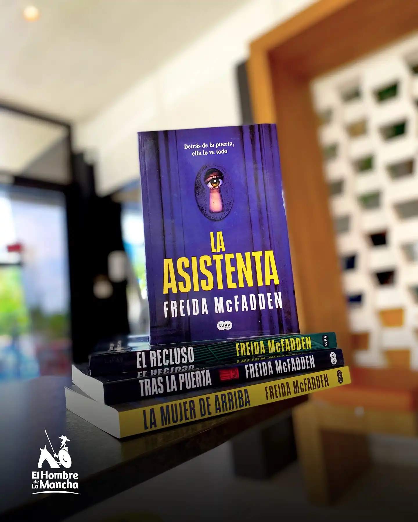 🔪 Para los que aman los thrillers psicológicos donde nadie es quien parece…

📚 Aquí tus próximas lecturas obligadas:

🧽 La asistenta - $22.95  Una casa perfecta. Una esposa inestable. Y una asistenta que está a punto de descubrir que no puede confiar en nadie... ni siquiera en sí misma. 👉 ¿Te atreves a cruzar la línea entre la fantasía y la obsesión?

🚪 Tras la puerta - $23.95  La hija de un asesino serial. Un nuevo crimen con su mismo sello. 👉 ¿Y si el monstruo está más cerca de lo que creías?

⛓️ El recluso - $22.50
 🔥 Una atracción prohibida. Un secreto enterrado. La enfermera. El preso. Y un pasado que amenaza con destruirlos a ambos. 👉 ¿Romperías todas las reglas por alguien que podría ser culpable... o inocente?

📝 La mujer de arriba - $26.50
 💀 Una mujer paralizada. Un diario escondido. Una verdad que clama ser contada. ¿Y si la persona más indefensa en una casa... es la única que puede ver la verdad? 👉 Un domestic noir con un final que no verás venir.

📖 ¿Cuál leerías primero?

#thriller #laasistenta #terror #misterio #noir
