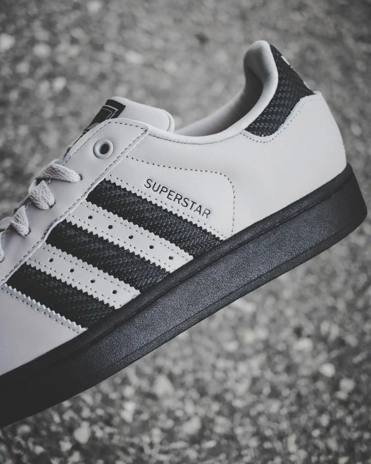 Classic never goes out of style 🍂
Die neuen @reebok Club C 85 bringen herbstliche Vibes mit edlen Bordeaux- und Cream-Tönen auf die Straße.
Ob clean in Weiß-Dunkelrot-Beige oder auffällig in Rot-Creme-Blau – diese Klassiker liefern Retro-Charme mit modernem Twist. 👟🔥
Shop now: www.brooklyn-shop.de
#reebok #reebokclubc85 #reeboksneakers #clubc #sneakerlove #heritagestyle #retrosneaker #autumnvibes #bordeauxstyle #streetwearfashion #casualfit #sneakerheads #brooklyn_shop #freshdrops #urbansneaker