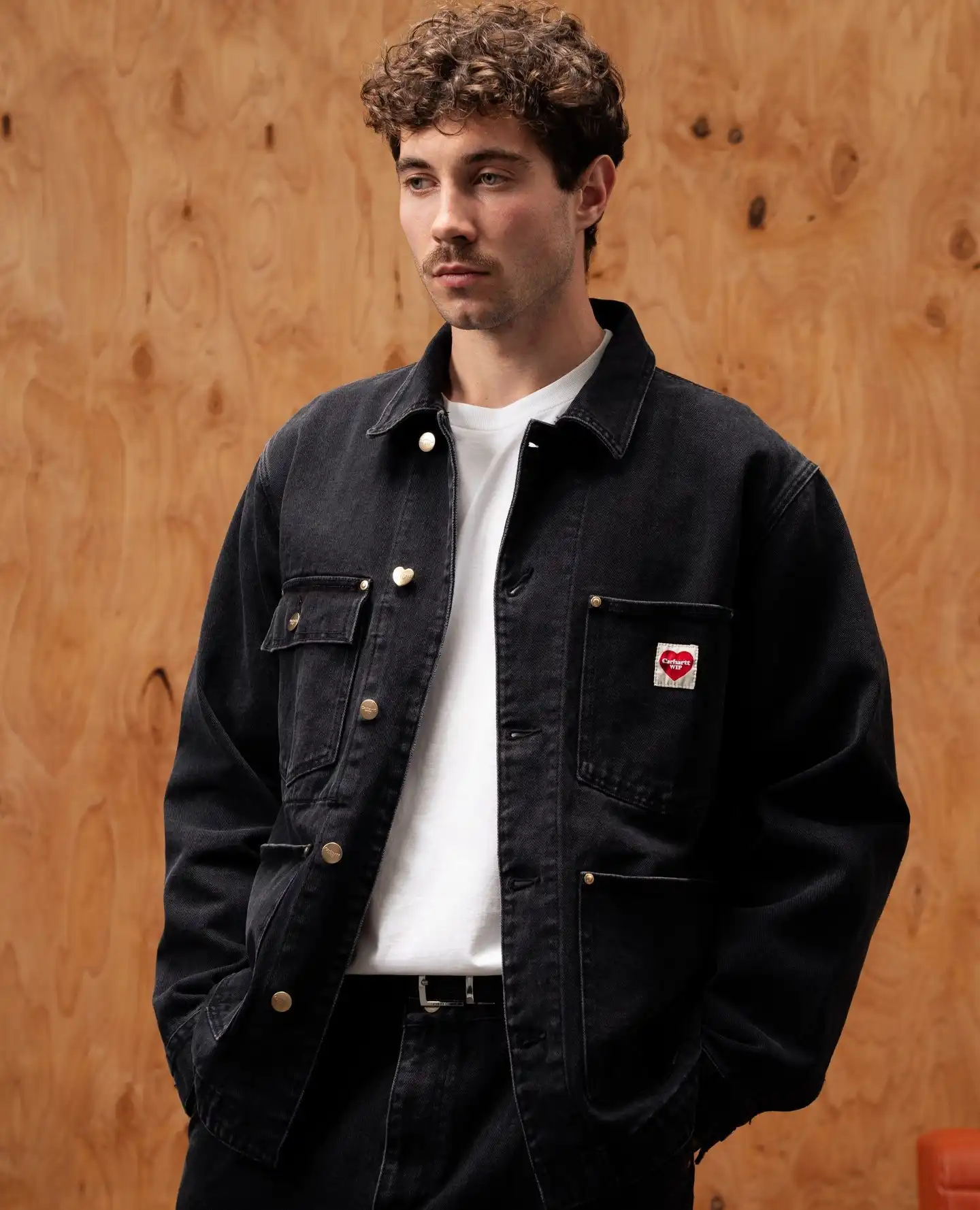 Carhartt Wip Nash Jacket Black⁠
⁠
Куртка Carhartt WIP Nash натхненна класичним пальто Chore Coat і виготовлена з міцного деніму. Застібається на ґудзики, має регульований поділ та манжети. Потрійна прострочка, численні накладні кишені спереду та металеві заклепки також надають куртці утилітарного вигляду. Етикетка з тканої тканини 