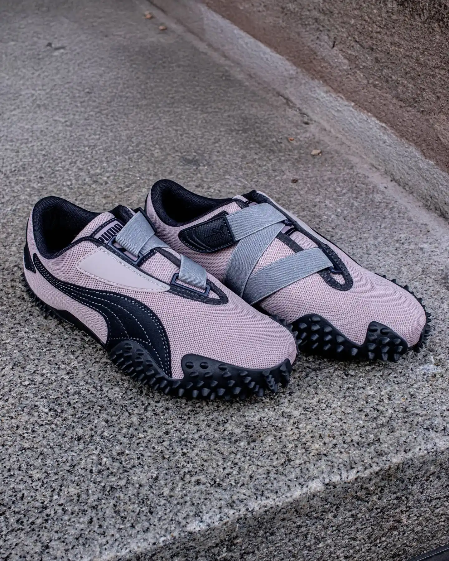 🖤Der @PUMA Mostro OG Prime ist eine Neuauflage eines ikonischen Modells aus dem Jahr 1999. Er zeichnet sich durch seine unverwechselbare, niedrige Silhouette und die futuristische Spike-Sohle aus. Der Sneaker verfügt über ein elastisches Klettverschlusssystem anstelle von Schnürsenkeln. Sein Design gilt als avantgardistisch und unkonventionell und kombiniert Retro-Running mit Modeinnovation. Der Mostro OG Prime bietet dank einer EVA-Zwischensohle und atmungsaktivem Mesh-Obermaterial hohen Tragekomfort. 🌸🖤 Der @Puma.de Mostro OG Prime in Mauve Mist Dusky Gray bringt auffällige Farben und maximalen Komfort in deinen Sneaker-Game. Perfekt für City-Looks oder casual Outfits.
Shop now: www.brooklyn-shop.de
#puma #pumasneakers #mostroogprime #urbanstyle #sneakerlove #brooklyn_shop #streetwearvibes #casualfit #sneakerhead #sneakerfreak #urbansneaker #sneakercommunity #pinkandgray #sneakeraddict #freshkicks #everydayfit #streetfashion #sneakercollection