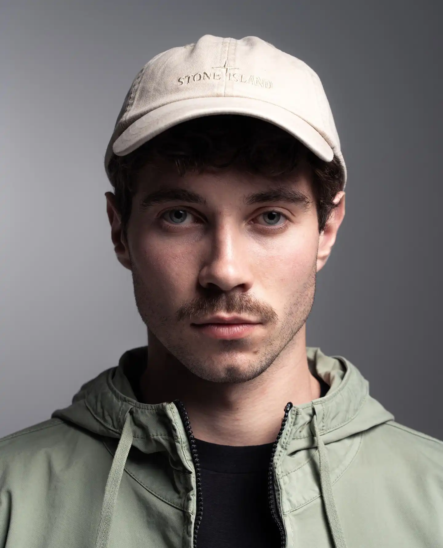 Stone Island 9100002 Brushed Cotton Gabardine Compass Logo Cap Beige⁠
⁠
Кепка виготовлена з матового бавовняного габардину, регулюється ремінцем і застібкою на потилиці. Спереду рельєфна вишивка логотипу Stone Island.⁠
⁠
DU-NE.COM ⁠
⁠
КИЇВ, МИТРОПОЛИТА ВАСИЛЯ ЛИПКІВСЬКОГО, 16Б⁠
⁠
ПН-НД з 10:00 до 20:00⁠
⁠
+38 093 667 51 24⁠