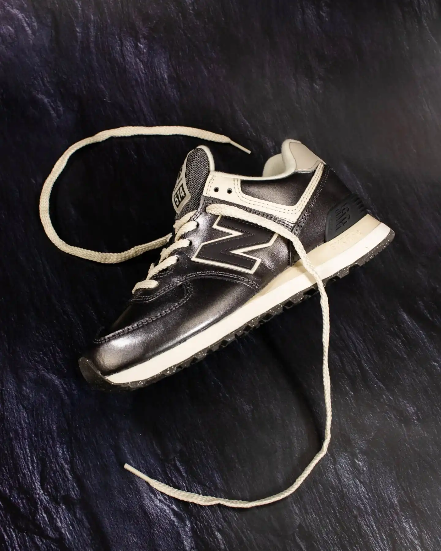 Shine in Every Step ✨
Der New Balance WL574MGS bringt den ikonischen 574-Look mit einem modernen Twist: silber-metallic trifft auf cremefarbene Details – clean, classy und ready für jeden deiner Fits. Ein komfortabler Everyday-Sneaker, der zugleich ein echtes Statement setzt. @newbalance
Shop now: www.brooklyn-shop.de
#newbalance #nb574 #wl574 #metallicvibes #silversneakers #creamlovers #streetwearstyle #sneakerlove #sneakerhead #lifestylekicks #everydayfit #freshdrops #outfitinspo #brooklyn_shop