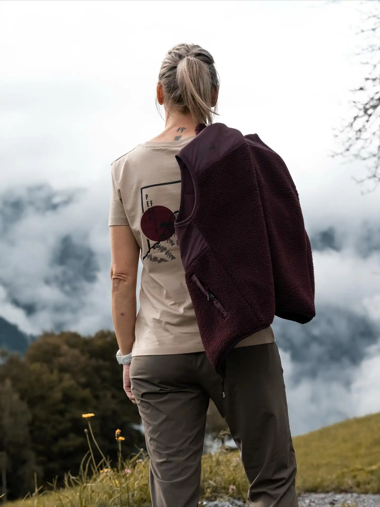 Schon gesehen?👀
Unser Sundwoner 1.1 in Sand mit dem Burgundy Moon ist da - und matcht einfach perfekt mit unserer Red Browne Sherpa Weste🤎⛰️
Ein Look wie ein Herbstspaziergang bei Sonnuntergsng - natürlich, cozy und 100% Peak Freak😎
💥 Jetzt im Store und online erhältlich!
👉 www.peakfresk.at
📸 @jeroenbeumer
#peakfreak #forrealpeakfreaks #momente #berge #sherpaweste #cozy