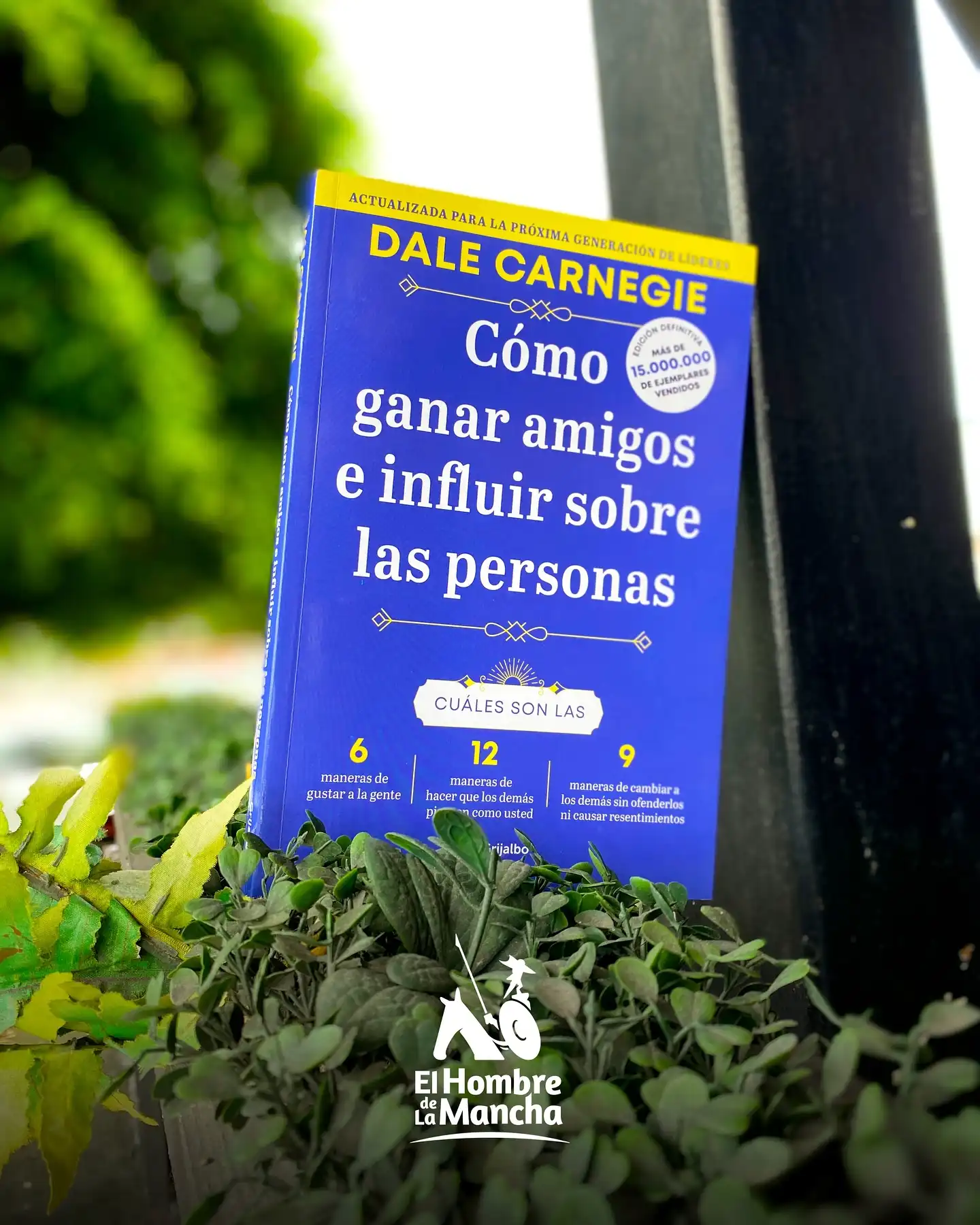 Como ganar amigos e influir sobre las personas - Dale Carnegie.

Uno de los primeros best sellers de autoayuda, fue publicado por primera vez en 1936 y lleva vendidas 15 millones de copias a nivel mundial.

Dale Carnegie escribió este libro con el propósito de ser un suplemento a su curso sobre oratoria y relaciones humanas y nunca se imaginó que se convertiría en un éxito de ventas y que la gente lo leería, lo criticaría y viviría según sus reglas. Carnegie entrevistó a muchas personas de renombre para tomar ejemplos de sus vidas. Entre ellas están Edison, Franklin D. Rooselvelt y James Farley.

Precio: $19.50

#libros #elhombredelamancha #comoganaramigoseinfluirsobrelaspersonas #desarrollo #desarrollopersonal