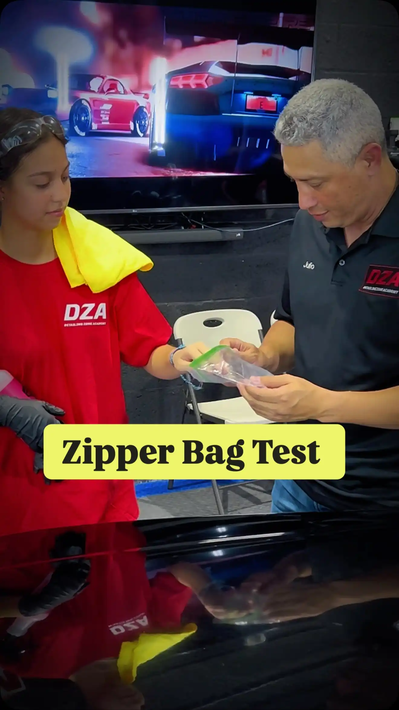Crees que la pintura está limpia de verdad o solo lo parece?
Haz esta sencilla prueba :
🧤 Coloca una bolsa Ziploc sobre tu mano y deslízala sobre la pintura, el efecto de la bolsa amplificará la sensación en tu Mano.
Si sientes asperezas, pequeños grumos o textura?
➡️ Eso es contaminación: partículas invisibles que arruinan el brillo, la suavidad y la adherencia de cualquier protección..
📌 Recuerda que la descontaminacion es la fase mas importante antes de iniciar cualquier proceso!
Incorpora esta prueba en tus procesos y veras que te va a cambiar la forma de ver (y sentir) la pintura.
Si quieres capacitarte y volverte un profesional del Detailing, contactanos para darte mas información!