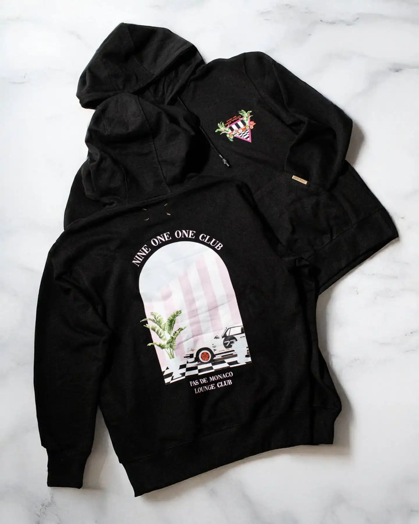 🖤
Die neuen Pas de Monaco Hoodies – Formular Check & 911 Club – liefern minimalistisches Design mit maximaler Attitüde.
Schwarz, clean und ready für jeden Fit. Ob Hoodie, Shirt oder Hemd – bei uns findest du die freshesten Styles von @pasdemonaco. ⚡️

Shop now: www.brooklyn-shop.de

#pasdemonaco #streetwear #pasdemonacostyle #hoodieseason #blackfit #urbanfashion #brooklyn_shop #mensstyle #fashiondaily #streetvibes #minimalstreetwear #outfitinspo #luxurycasual #citystyle #newdrop #cozystyle #monacovibes