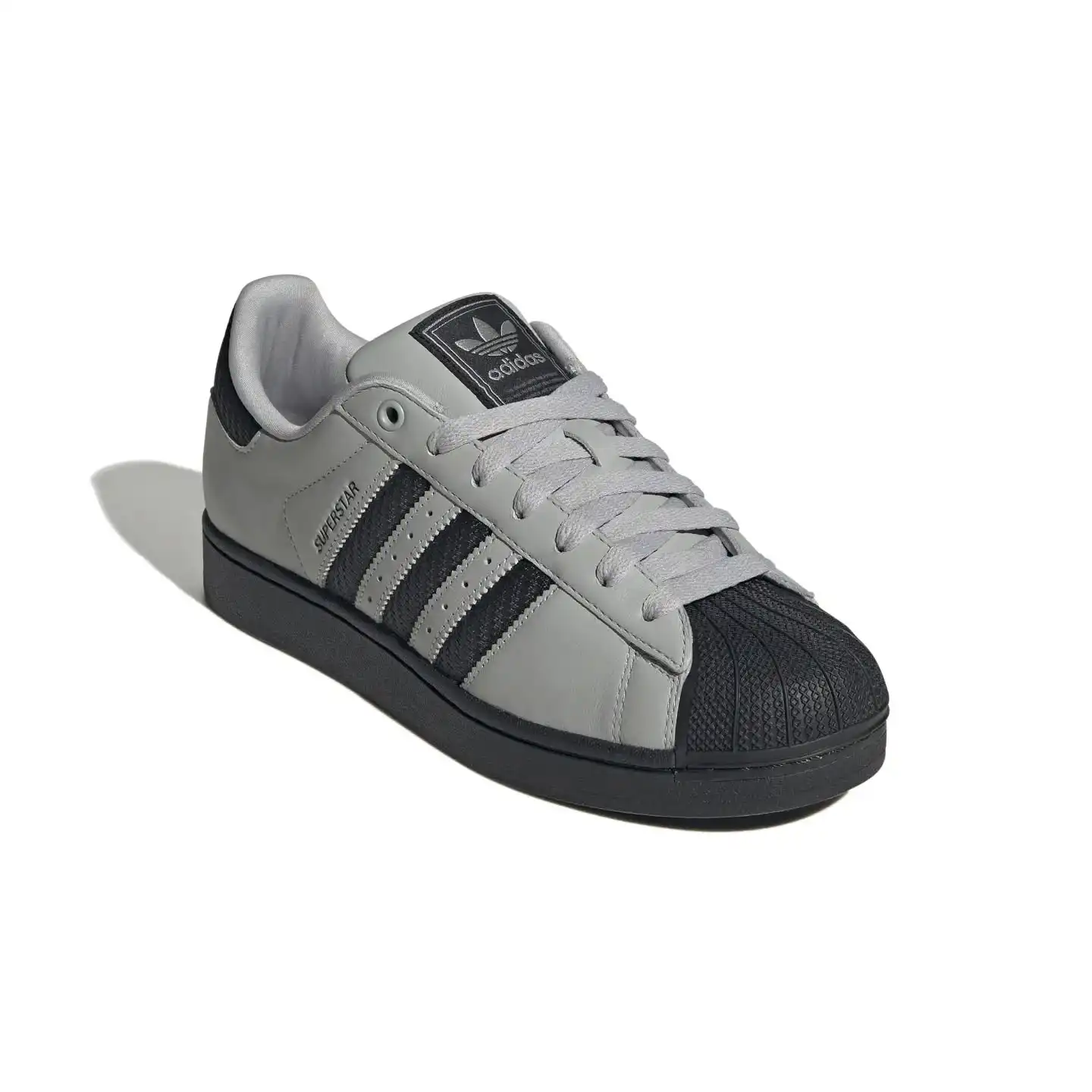 👟✨ Release Day!
Der Adidas Originals Superstar 2 Gray Black JQ3183 droppt heute am 1.10 und bringt zeitlosen Street-Style zurück. Klassische Shell-Toe, graues Upper mit schwarzen Details – ein Must-Have für alle, die Tradition & Freshness feiern. 🔥 @adidasoriginals

Shop now: www.brooklyn-shop.de

#adidassuperstar #adidasoriginals #superstar2 #brooklyn_shop #releasealert #streetwearstyle #shelltoelegend #sneakerheadcommunity #graublackfit #urbanstyle #sneakerlove #freshkicks #streetstylevibes #sneakerrelease #iconicdesign