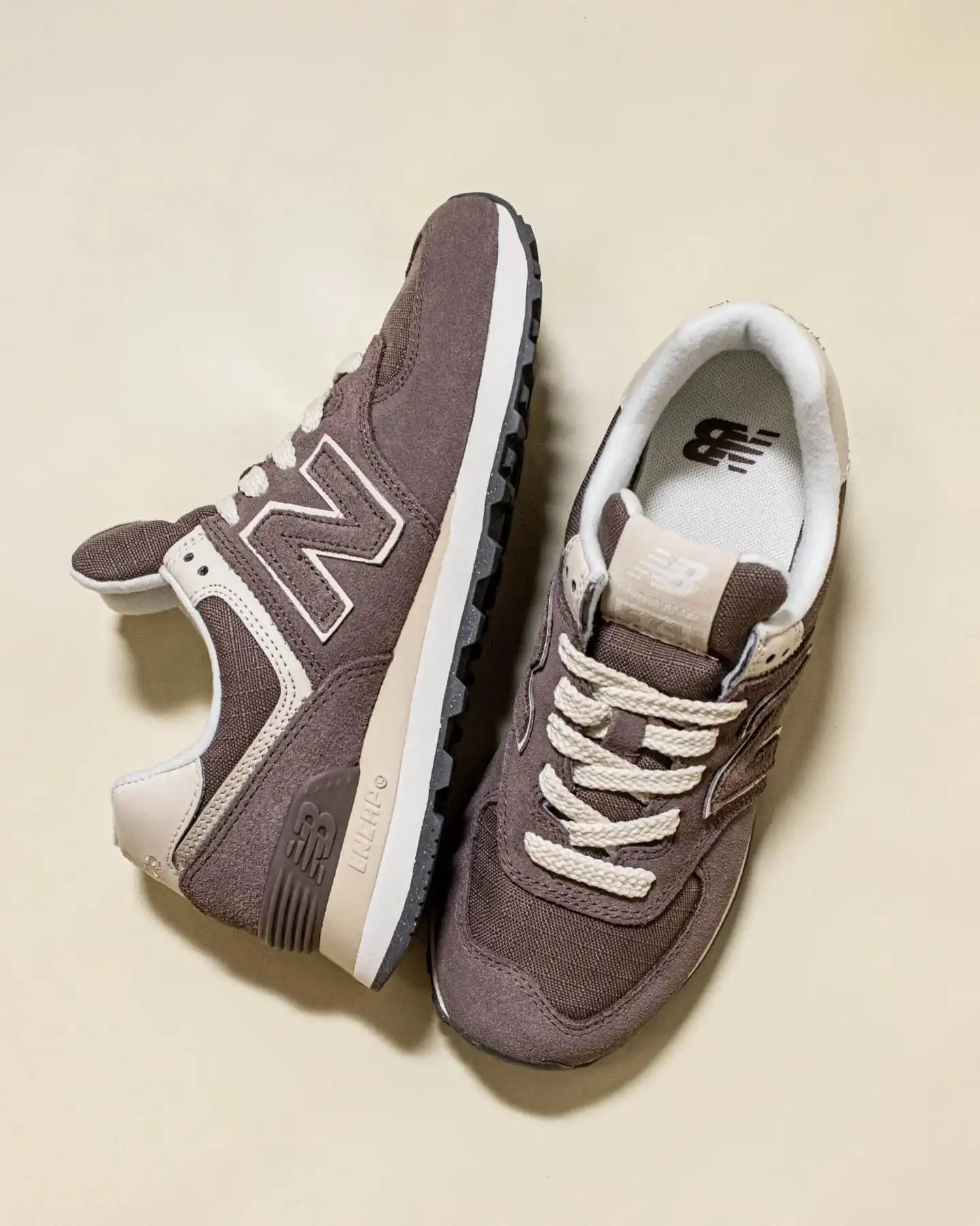 New Balance WL574RTS: Klassischer Style für deine City-Abenteuer!
Der @newbalance WL574RTS in Braun ist online und bereit, deinen urbanen Alltag zu begleiten! 👟 Mit seinem zeitlosen Design und dem ikonischen Tragegefühl bringt er den Retro-Running-Style direkt auf die Straße. Die hochwertige Verarbeitung und die bewährte ENCAP-Dämpfung sorgen dafür, dass du bequem und stylish unterwegs bist, egal ob auf dem Weg zur Arbeit oder beim Erkunden der Stadt.
Hol dir jetzt den Klassiker und setz ein Statement! @newbalancewomen
Shop now: www.brooklyn-shop.de
#NewBalance #WL574RTS #Sneakerlove #ClassicSneakers #UrbanStyle #RetroRunning #Sneakerheads #Herrenmode #Damenmode #Streetwear #NewBalanceLifestyle #SneakerStyle #BrooklynShop #MustHave #ShopNow