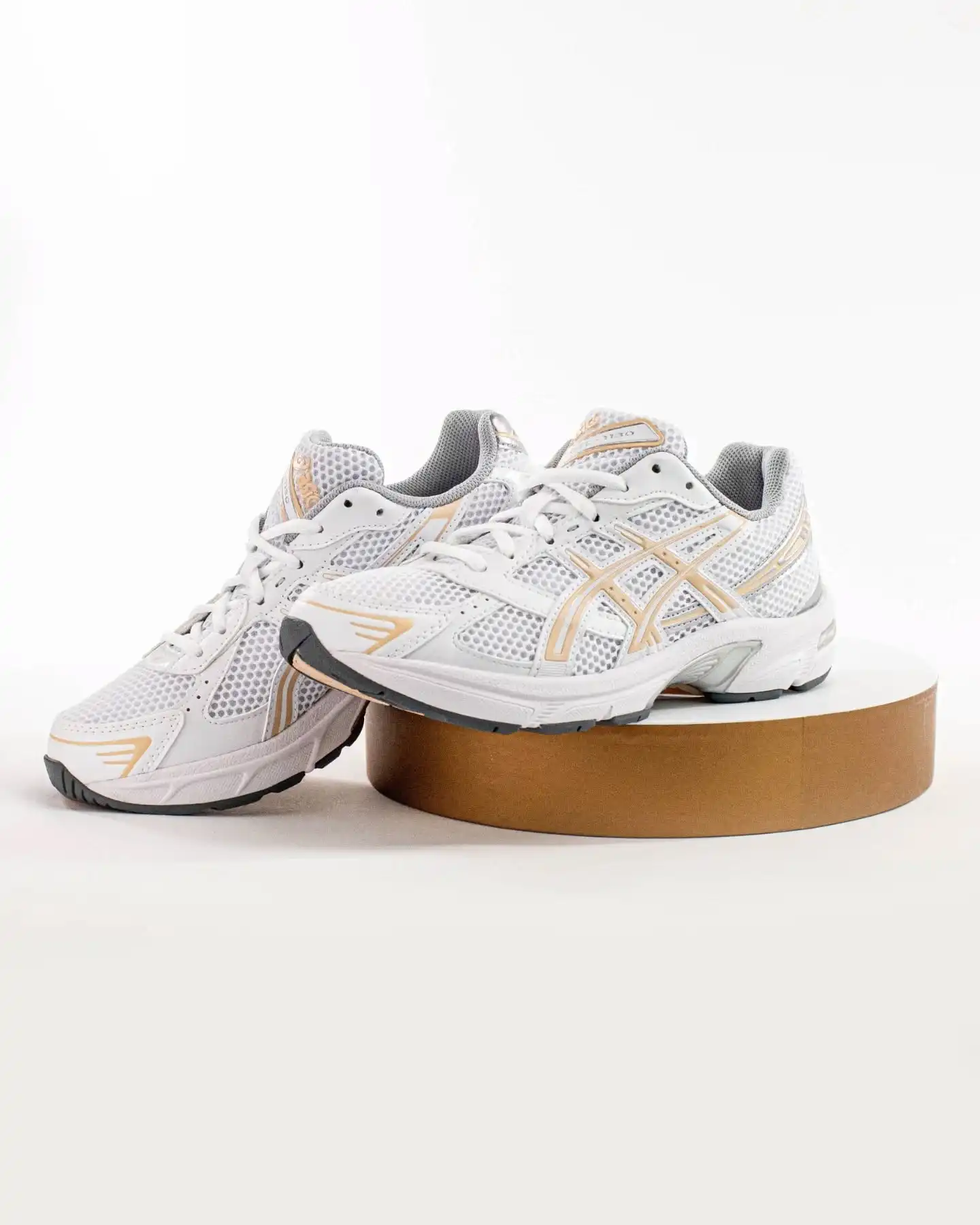 Der ASICS GEL-1130 bringt den Running-Style der 2000er zurück – mit einem frischen Update in Weiß und zartem Pfirsich 🍑🤍
Dank atmungsaktivem Mesh, stabilisierendem TRUSSTIC™ System und GEL™-Dämpfung in der Ferse ist er nicht nur stylisch, sondern auch ultra komfortabel.
Ideal für den Alltag oder dein sportliches Streetwear-Fit – dieser Sneaker vereint Performance und Ästhetik.
Ein absoluter Sommer-Favorite für alle, die Retro-Vibes und moderne Technologie lieben.
@asics liefert mit dem GEL-1130 den perfekten Mix aus Nostalgie und Innovation!
Shop now: www.brooklyn-shop.de
#asicsgel1130 #asicsstyle #retrosneaker #whitepeachsneaker #asicslife #meshvibes #trusstictech #sneakerlove #asicsoriginals #sneakerfashion #everydaycomfort #brooklyn_shop #runningheritage #streetwearstyle #summervibes
