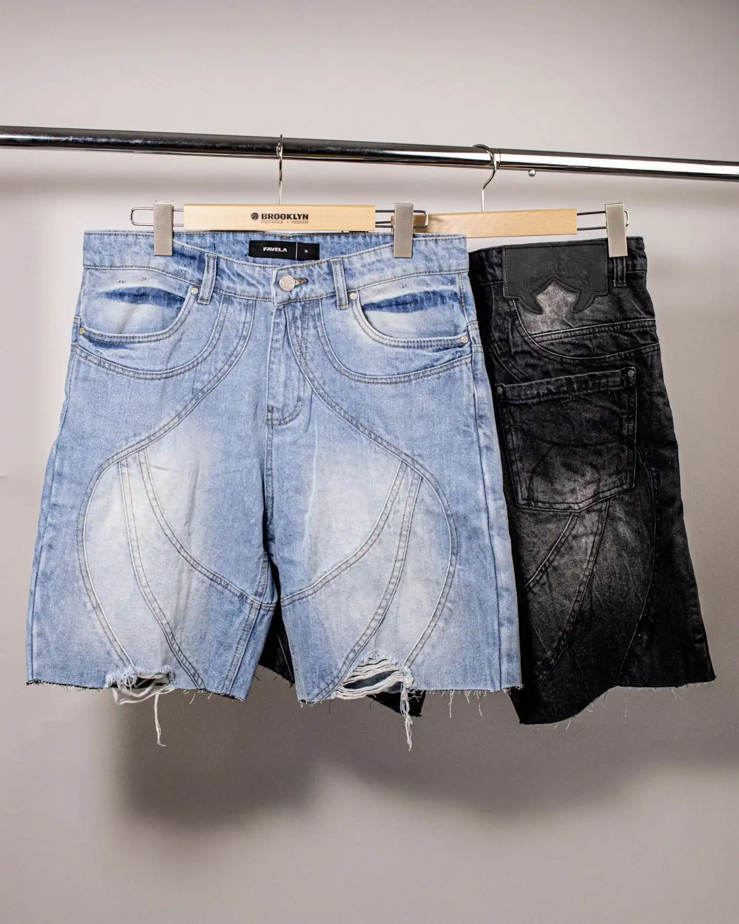 Wave ready 🌊
Die Favela Cutline Wave Shorts in Blau und Schwarz bringen frischen Wind in deine Sommergarderobe.
Mit markantem Schnitt, ikonischem Branding und comfy Fit sind die Styles von @favelaclothing perfekt für heiße Tage, kühle Nächte und jede Menge Street Vibes.
Als German Streetwear Brand since 2015 steht Favela für Authentizität, Statement-Wear und urbanen Style.
Ob für die City, den See oder deinen nächsten Festival-Trip – diese Shorts liefern Style & Comfort im Doppelpack.
Shop now: www.brooklyn-shop.de 💥
#favelaclothing #favelacutline #wavevibes #summerfit #streetwearstyle #shortseason #germanstreetwear #urbanlooks #since2015 #fashiondrop #cutlinestyle #favelaofficial #brooklyn_shop #mensstreetwear #streetwearoutfit #summerdrop #styleupdate