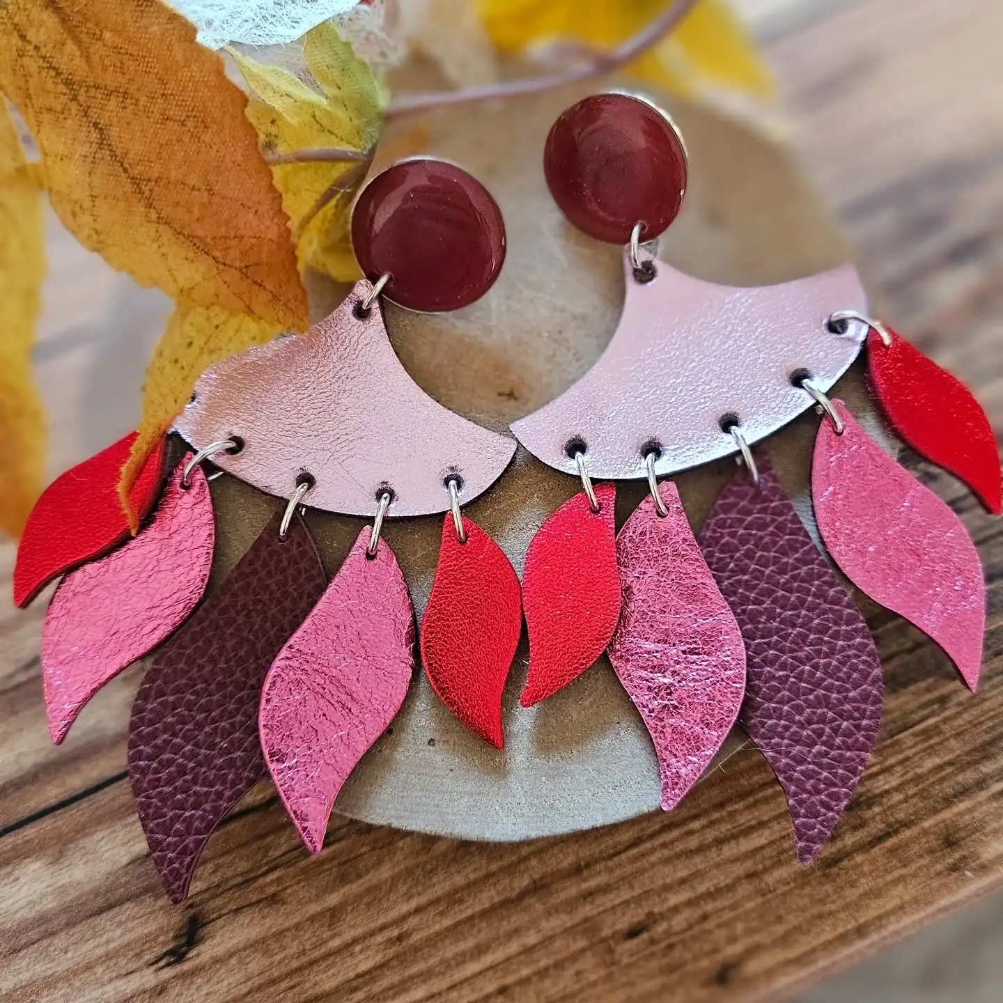 La collection en cuir est fabriquée à partir de chutes upcyclées, elles sont issues d'une fabrication française ou italienne, s'agissant d'échantillons certaines créations de seront pas reconfectionnées.
#daphnebijoux