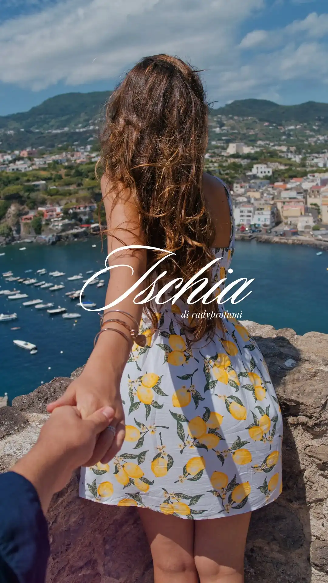 🌊✨ ISCHIA – Rudy Profumi | Le Maioliche

Appena si arriva al porto, Ischia ti accoglie con l’abbraccio della brezza marina e il profumo del sole sulla pelle.
Le case color pastello si riflettono sull’acqua, il tempo rallenta, i sensi si risvegliano.
Passeggiando lungo la riva, tra vicoli e terrazze fiorite, il mare è ovunque: negli occhi, nell’aria, nel cuore.

E poi si sale, tra i sentieri che attraversano l’isola.
Là dove l’aria si fa più intensa, densa di profumi di viti e natura selvaggia, panorami sorprendenti si aprono su orizzonti infiniti.

Ischia è un’isola da vivere con tutti i sensi.
Un luogo che resta dentro, come una memoria profumata d’estate.

✨ Rivivi la magia di Ischia attraverso la fragranza di Rudy.

#RudyProfumi #LeMaioliche #Ischia #EssenzaItaliana #ProfumoDiViaggio #ItalianMood #FragranzeItaliane #ItalianBeauty #ViaggioSensoriale #RudyExperience #MadeInItaly