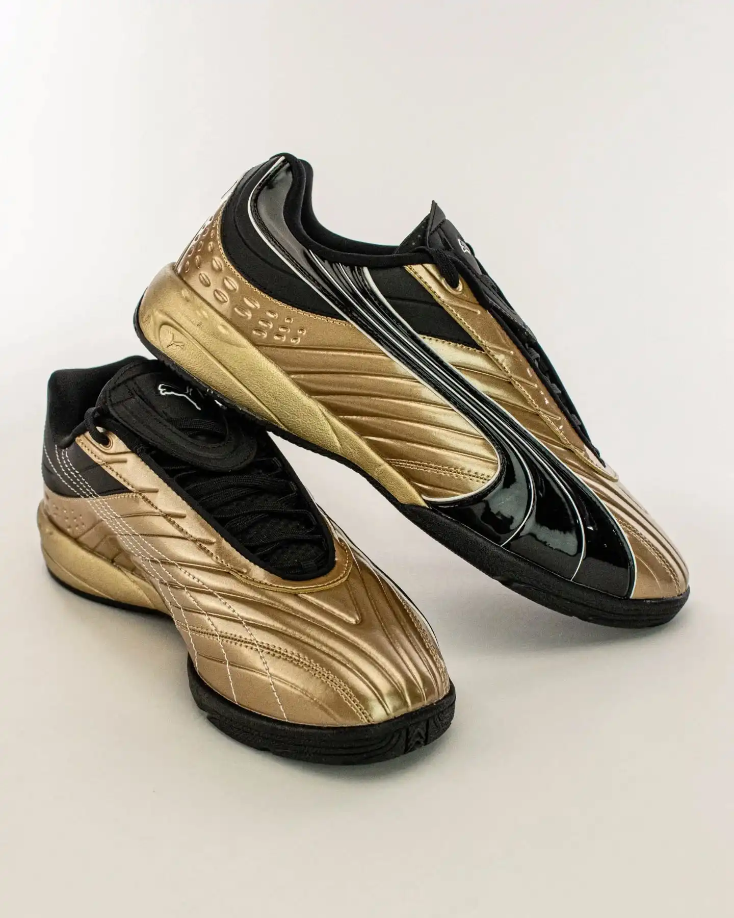 Goldenes Spielfeeling für echte Gamechanger ⚽️✨ @puma.de 
Der Puma V-S2 Goalgetter in Gold-Schwarz bringt Glanz auf den Platz und in deinen Streetstyle. @pumafootball
Mit seiner auffälligen Metallic-Optik, den klassischen Fußball-Silhouetten und dem Performance-Design sorgt dieser Sneaker für Aufmerksamkeit – ob auf dem Feld oder in der City.
Erlebe Komfort, Grip und ikonischen Style in einem Schuh, der nicht nur Spieler, sondern auch Sneakerfans begeistert.
@puma zeigt mit dem V-S2 Goalgetter, wie aus Sport-Inspiration ein Fashion-Statement wird. @pumafootball 
Shop now: www.brooklyn-shop.de
#pumavs2 #goalgetterstyle #pumastyle #goldensneakers #footballvibes #soccerinspired #streetwearessentials #pumaoriginals #blackandgold #sneakerheat #limitedstyle #boldkicks #brooklyn_shop #sneakerfashion #gamechangerlook
