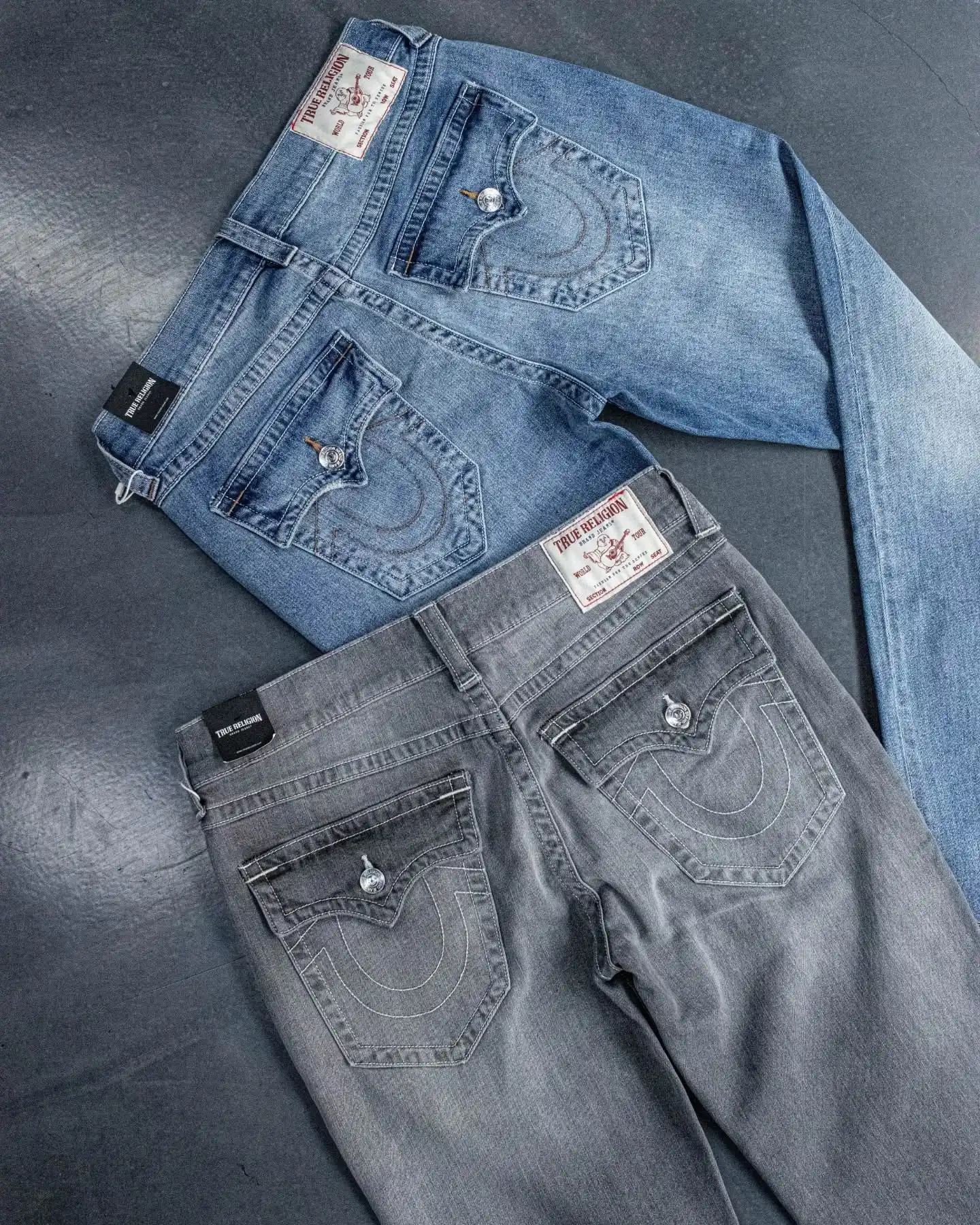 True Religion Vibes für jeden Tag 👖@truereligion
Die Ricky SN Flap 32 Inseam Jeans in Hellblau und Hellgrau bringen relaxed Straight Fit und lässigen Streetstyle in deinen Alltag. Perfekt für casual Looks und zeitlose Kombis. 🔥@truereligion_germany
Shop now: www.brooklyn-shop.de
#truereligion #rickyjeans #streetstyle #relaxedfit #straightleg #denimlove #casualoutfit #jeansstyle #brooklyn_shop #mensfashion #urbanlook #denimvibes #everydaystyle #streetwearjeans