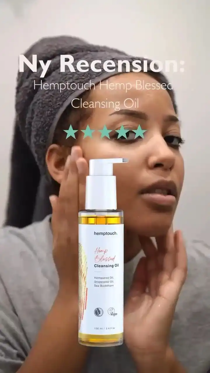 ✨ Rengöringsoljan som förändrade min rutin ✨
Hemptouch Hemp Blessed Cleansing Oil är så mycket mer än bara en olja, den är lätt, effektiv och känns fantastisk på huden. Tar bort smink och solskydd utan att lämna en fet hinna, och passar även känslig hud 💛
Berikad med hampafröolja, havtorn och ricinolja som lugnar, återfuktar och stärker både hud och fransar.
En ny favorit i badrumsskåpet 🌿

🌿 Mild, men grundlig
🌿 Sköljs av lätt
🌿 Lämnar huden mjuk och återfuktad
🌿 Doftar fräscht av apelsin och lime

Finns hos oss på ⁦naturligtsnygg.se⁩ ✨

#naturligtsnygg #naturlighudvård #ekologiskhudvård #grönskönhet #holistiskhudvård #hudvårdsrutin #rengöringsolja #känslighud #dubbelrengöring #cleanbeauty #organicbeauty #hempblessedcleansingoil #hemptouch #ekobeauty #skönhetsfavorit #ansiktsrengöring #greenbeauty